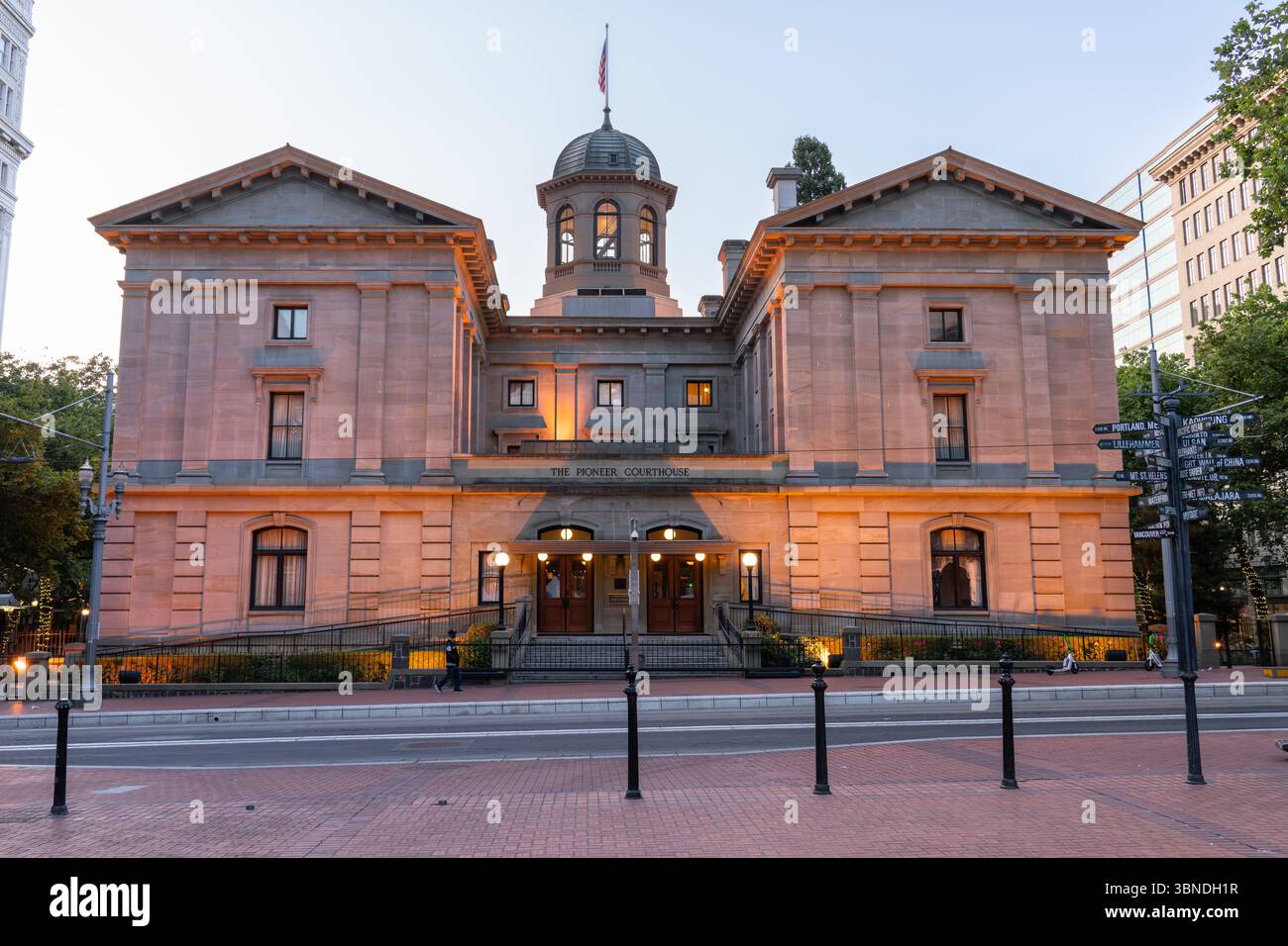 Portland, Oregon, USA - 16 juin 2025 : Pioneer Courthouse, siège de la Cour d'appel pour le 9ème circuit, lumière tôt le matin Banque D'Images