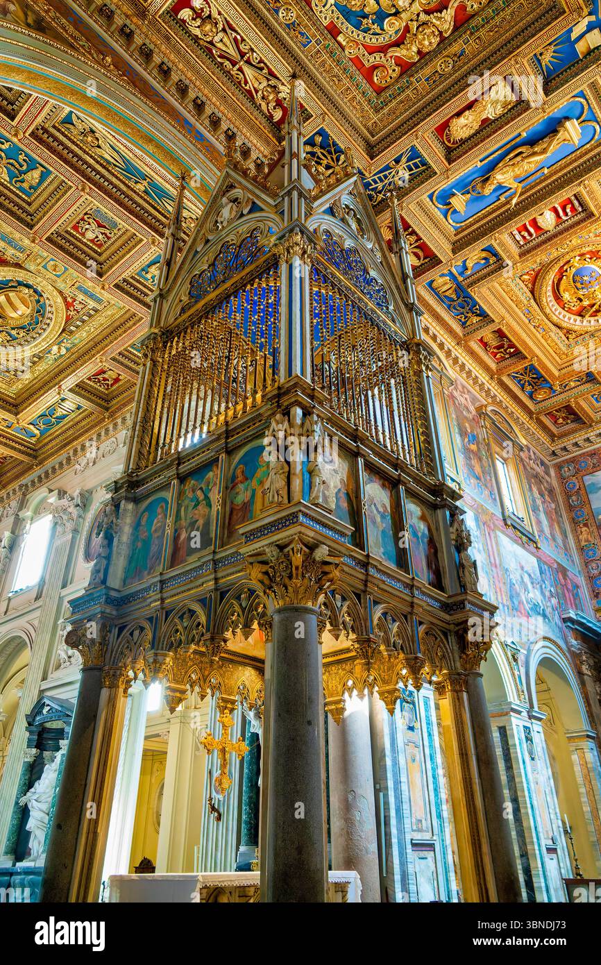 Ciborium gothique du XIVe siècle sur le maître-autel de San Giovanni in Laterano, Rome, Italie, enfermant des reliques des saints Pierre et Paul. Banque D'Images
