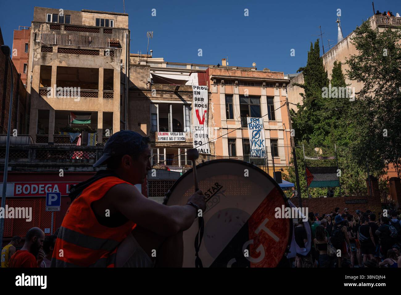 Barcelone, Barcelone, Espagne. 2 juillet 2025. Des dizaines de personnes ont réussi à arrêter l’expulsion de trois bâtiments dans le quartier de Vallcarca. Vallcarca est un quartier près du parc Güell qui souffre de gentrification. (Crédit image : © Marc Asensio Clupes/ZUMA Press Wire) USAGE ÉDITORIAL SEULEMENT ! Non destiné à UN USAGE commercial ! Banque D'Images