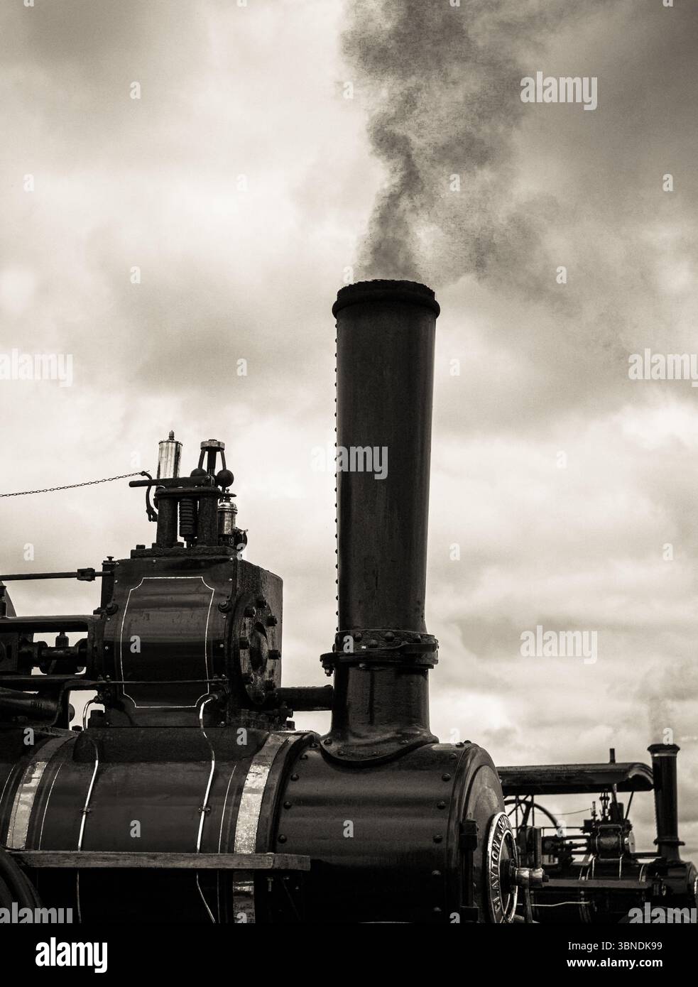 Fumée sortant d'un entonnoir de moteur de traction à la foire de vapeur de Bloxham, Oxfordshire. Banque D'Images