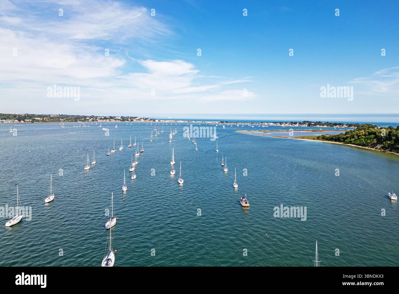 Vue aérienne du port de Poole regardant le sud-est vers Sandbanks, Dorset, Angleterre. Banque D'Images