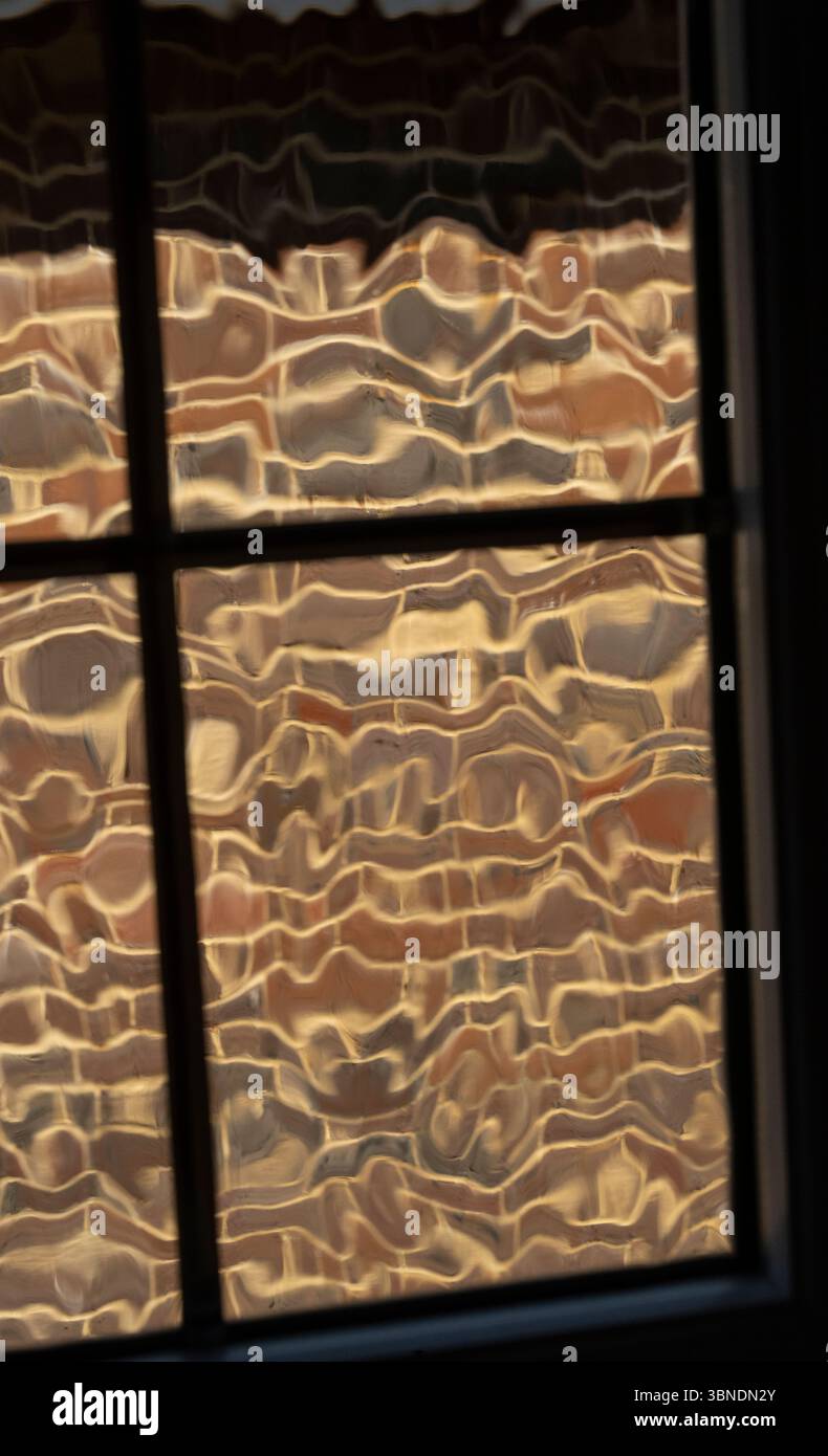 mur de briques vu à travers la fenêtre en verre dépoli Banque D'Images