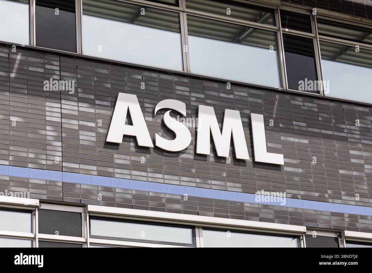 Le logo ASML de premier plan sur un bâtiment d'entreprise moderne, représentant un leader mondial dans l'industrie des semi-conducteurs et l'innovation de haute technologie. Delft, ne Banque D'Images