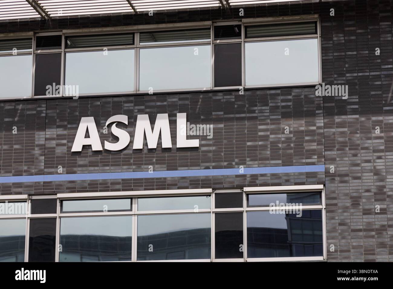 Le logo ASML de premier plan sur un bâtiment d'entreprise moderne, représentant un leader mondial dans l'industrie des semi-conducteurs et l'innovation de haute technologie. Delft, ne Banque D'Images