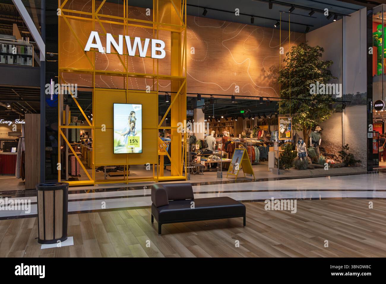L'accueillant magasin ANWB, une destination néerlandaise de vente au détail pour le voyage et l'extérieur essentiels, dispose d'un intérieur spacieux et moderne. Leidschendam, pays-Bas Banque D'Images