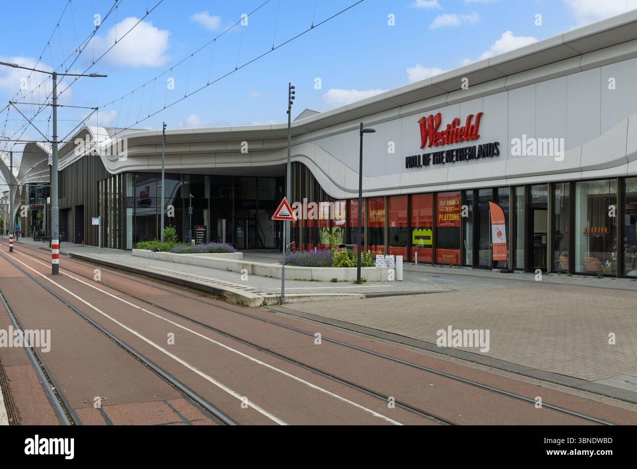 L'extérieur élégant du Westfield Mall des pays-Bas, avec une architecture moderne, des voies de tramway, et les visiteurs appréciant l'espace extérieur. Leidsche Banque D'Images