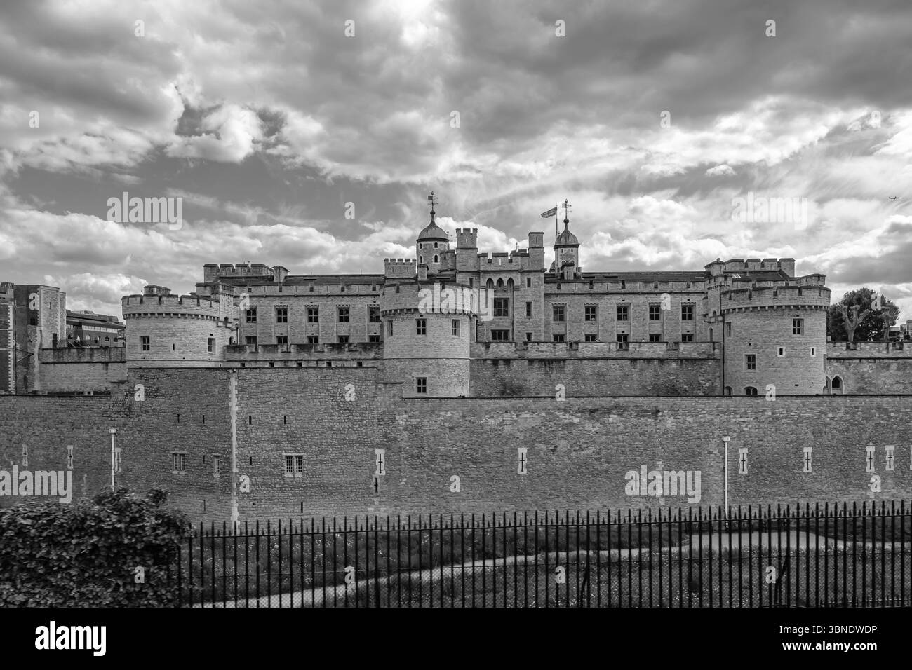 Londres, Royaume-Uni - 25 mai 2025 : vue de la célèbre Tour de Londres en noir et blanc Banque D'Images