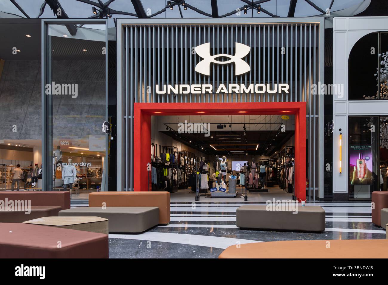 L'entrée accueillante d'un magasin Under Armour dans un centre commercial moderne, présentant une large gamme de vêtements et d'équipements sportifs. Leidschendam, Neth Banque D'Images