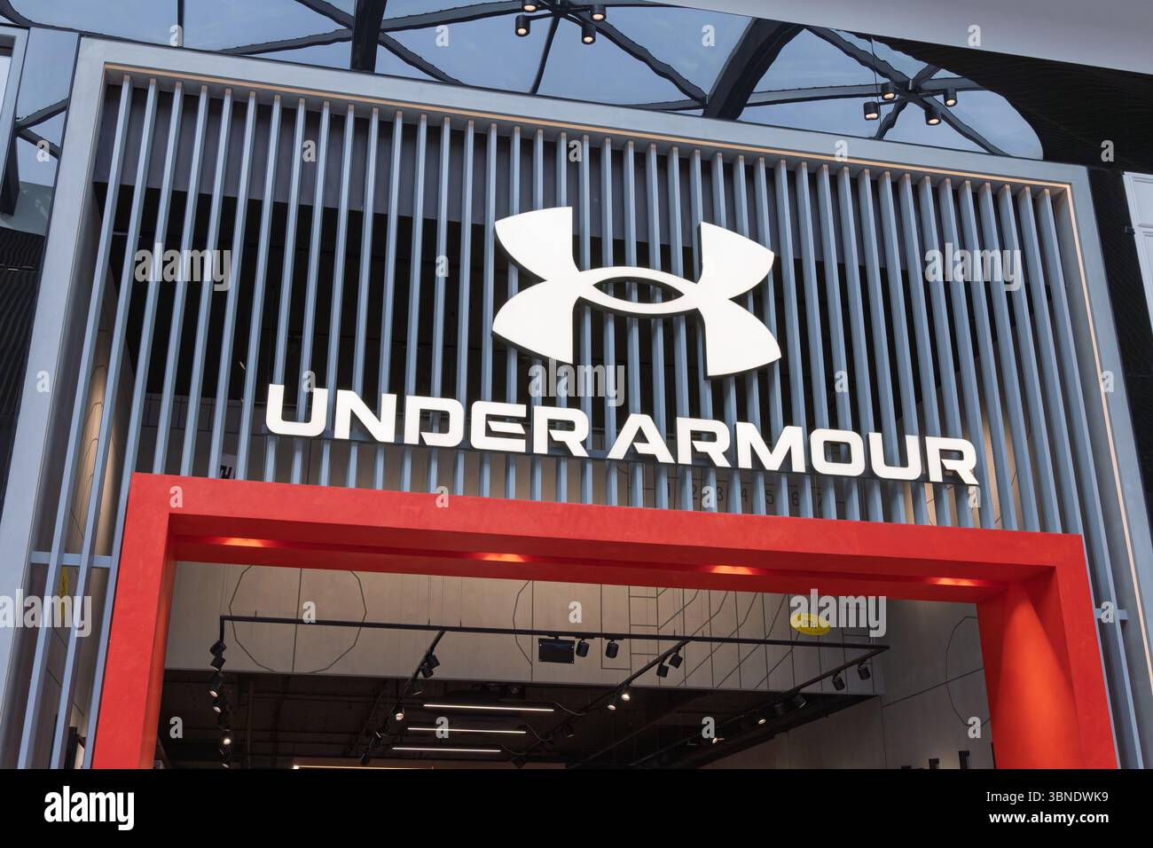 Le logo et la marque Under Armour audacieux sur une devanture moderne, signalant des vêtements de sport performants et un style sportif. Leidschendam, pays-Bas, 31 mai Banque D'Images