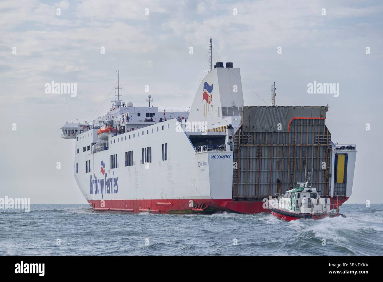 Le Havre, France - vue sur le cargo à passagers Ro-Ro CONNEMARA naviguez sur la Manche depuis le Havre avec un bateau-pilote derrière. Banque D'Images