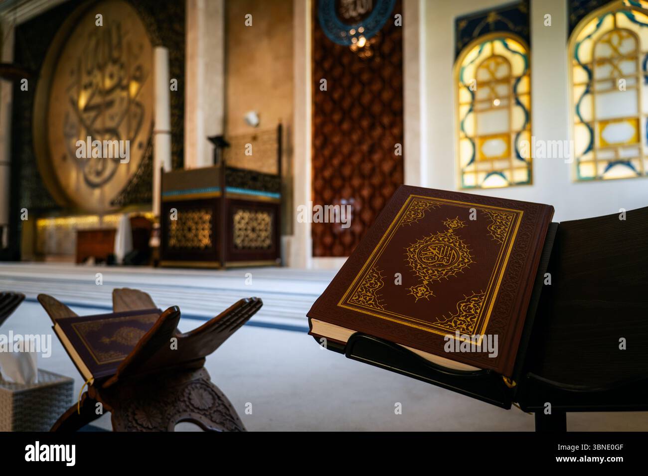 Vue rapprochée du Saint Al Coran à l'intérieur d'une mosquée Banque D'Images