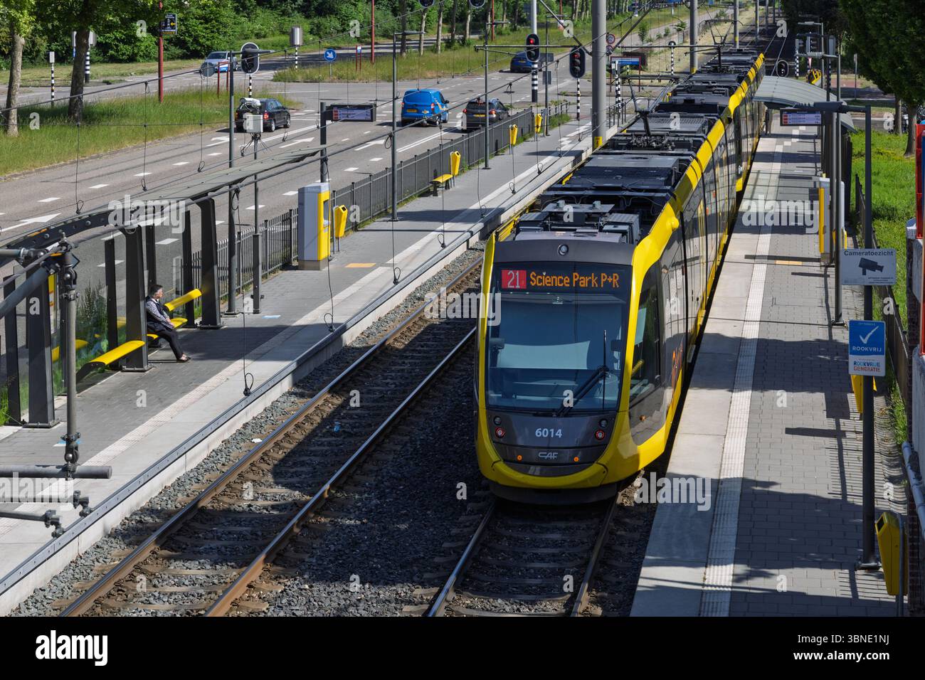 Un tramway moderne jaune et noir pour le « Science Park P+R » dans une gare, mettant en valeur les infrastructures de transports publics urbains et la vie quotidienne de la ville. Utrecht, Net Banque D'Images