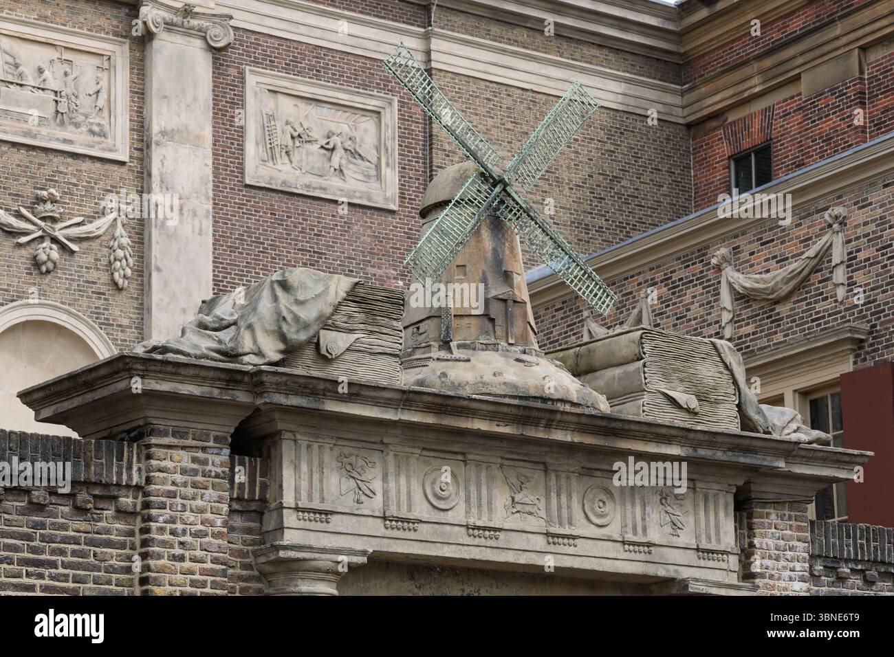 Un détail architectural avec un moulin à vent miniature sur un bâtiment historique, le Musée de Lakenhal à Leyde. Ce mélange unique d'art et de patrimoine Banque D'Images