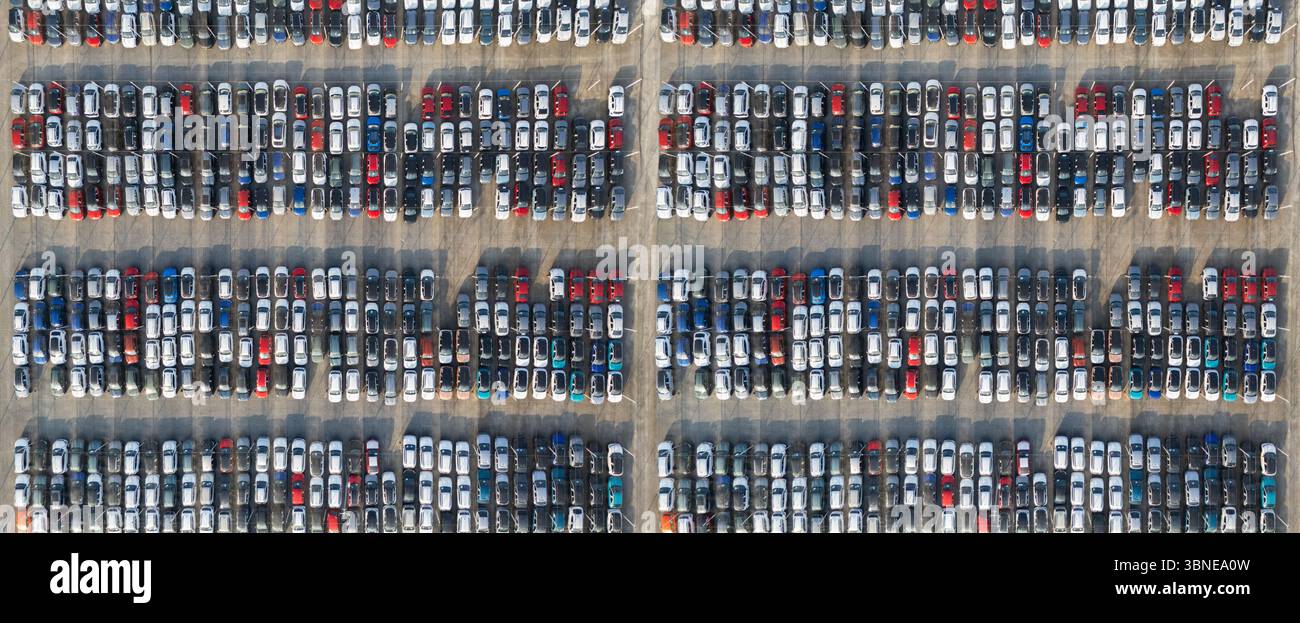 Vue aérienne d'une installation de stockage pour voitures neuves Banque D'Images