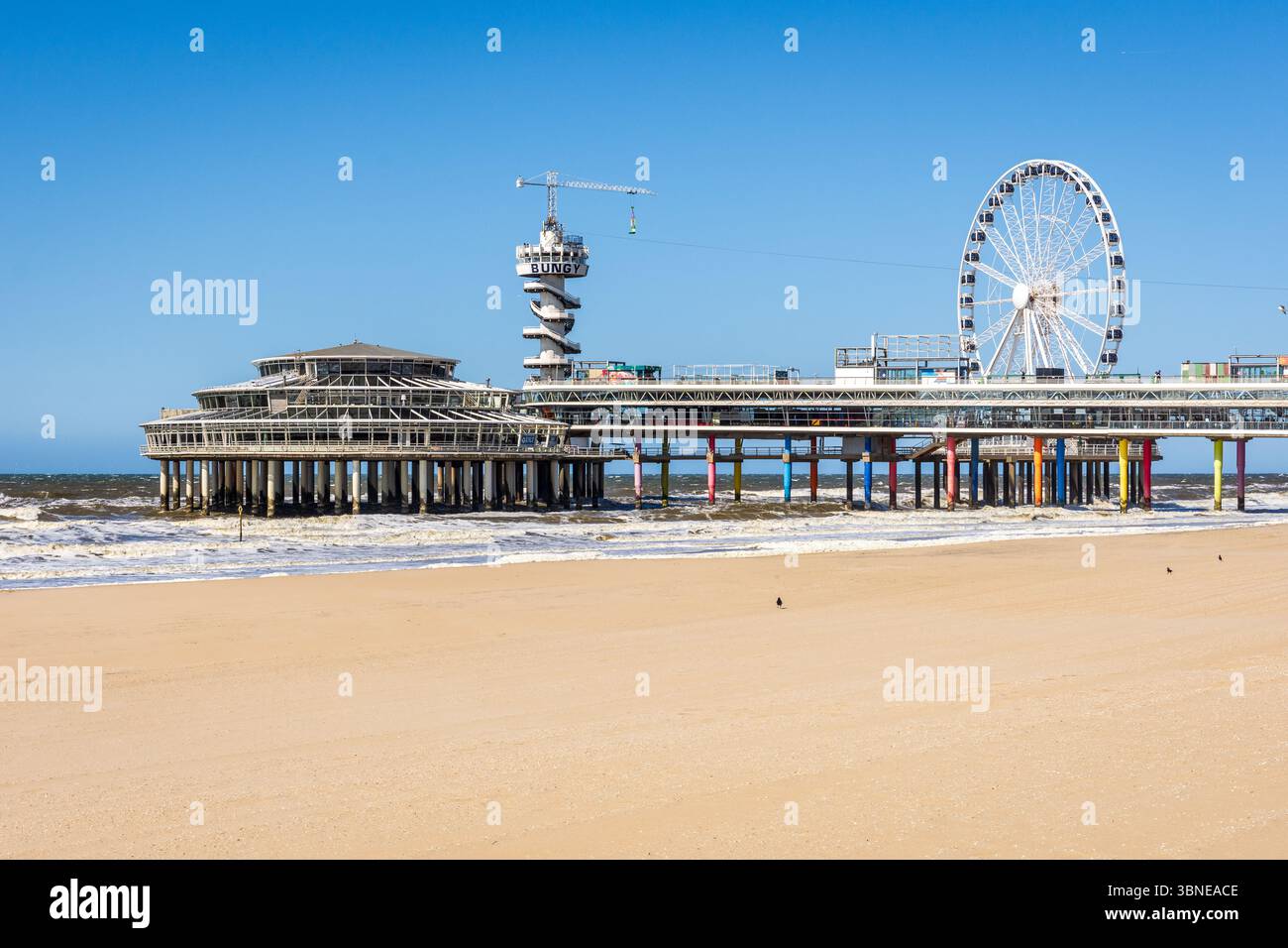 La jetée de Scheveningen est une grande jetée de plaisance à la Haye, aux pays-Bas, avec une grande roue, une tour de saut à l'élastique et une tyrolienne. Banque D'Images