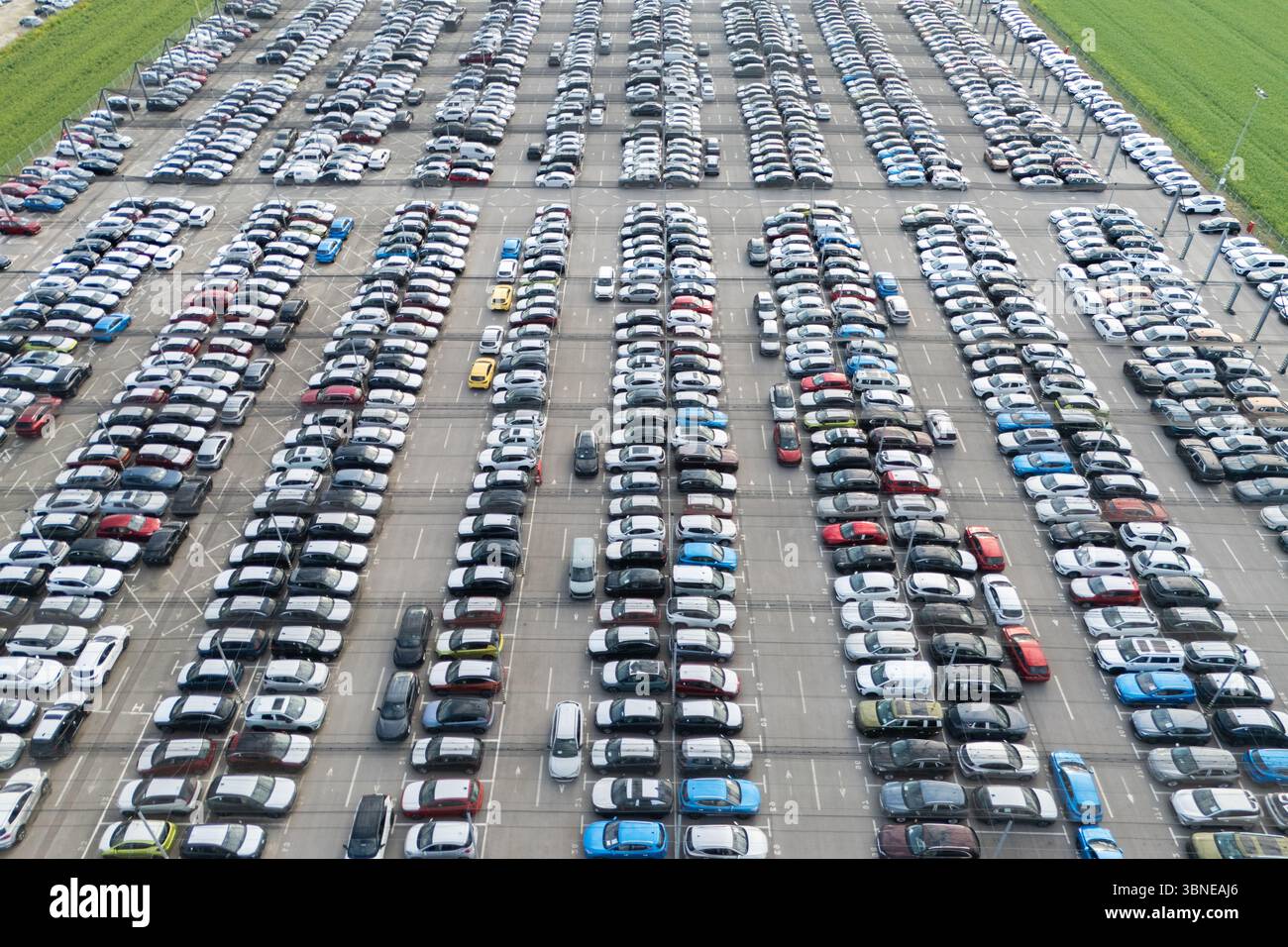 Vue aérienne d'une installation de stockage pour voitures neuves Banque D'Images