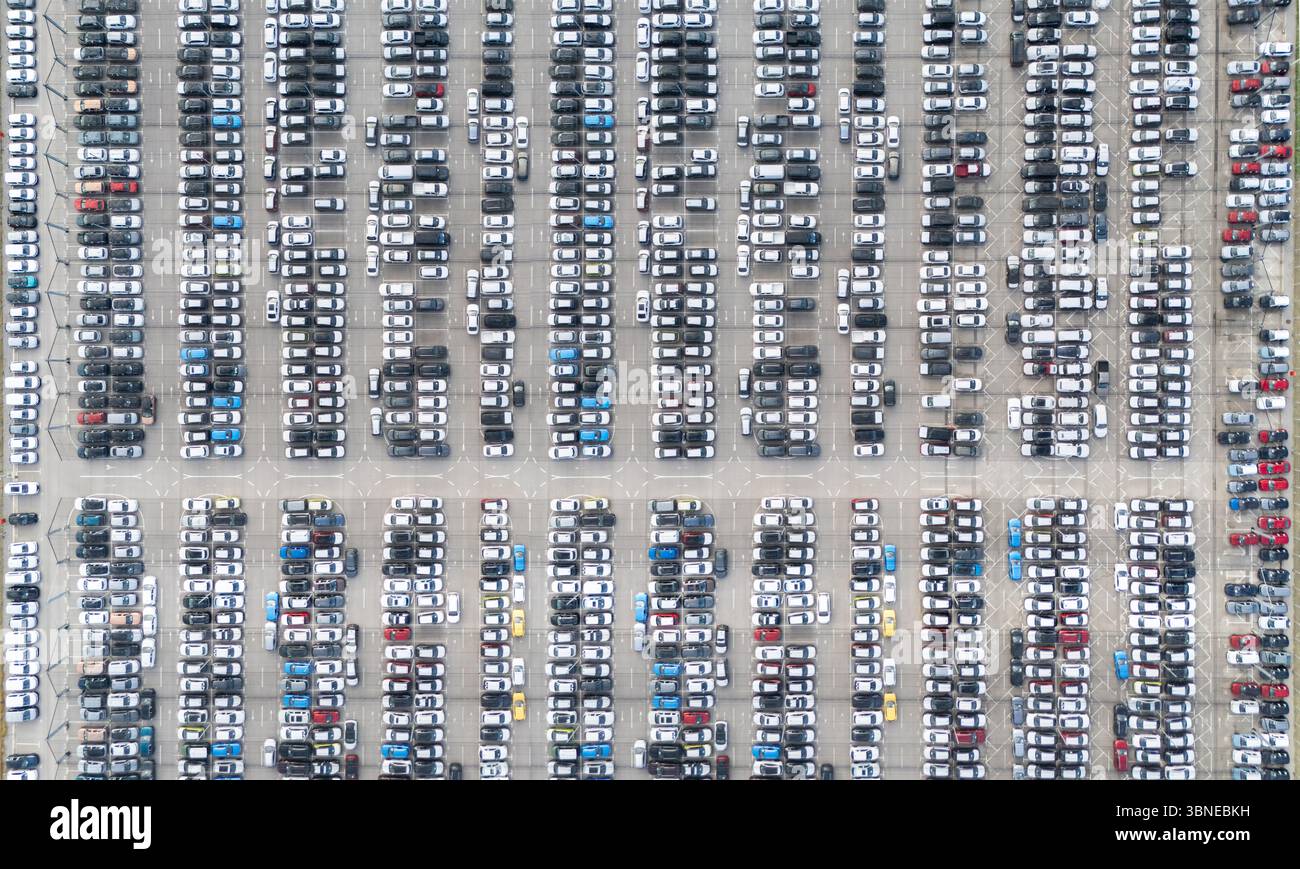 Vue aérienne d'une installation de stockage pour voitures neuves Banque D'Images