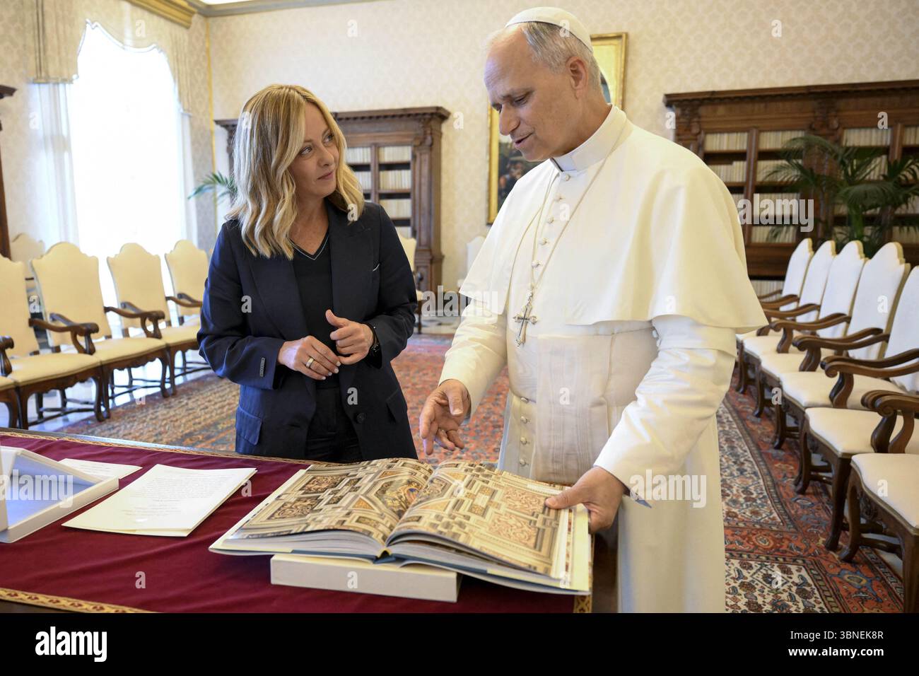 Le pape Léon XIV rencontre le premier ministre italien Giorgia Meloni au Vatican le 2 juillet 2025. Photo par (EV) Vatican Media/ABACAPRESS.COM crédit : Abaca Press/Alamy Live News Banque D'Images