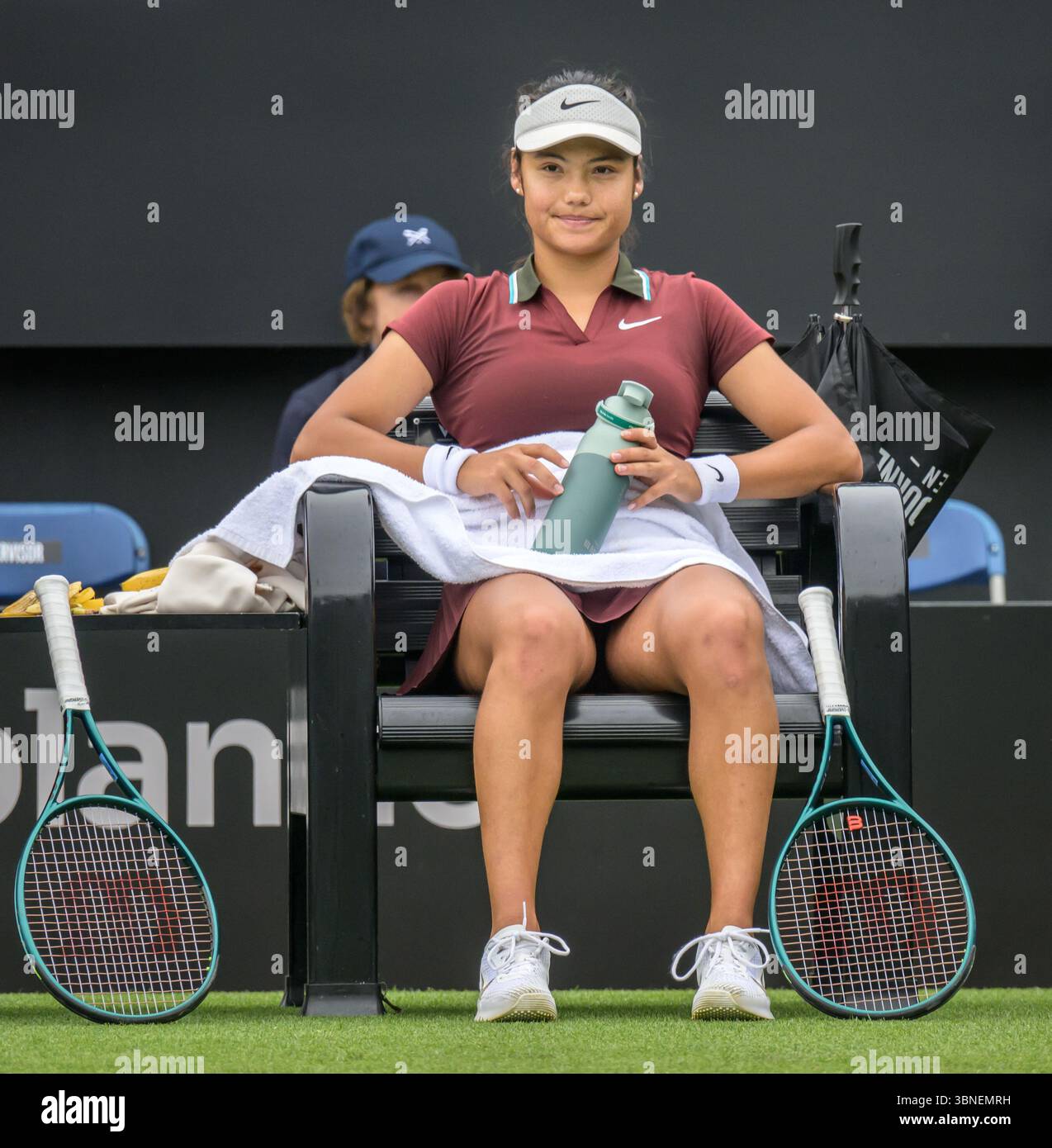 Emma Raducanu (GBR) jouant sur le court central au premier tour lors de la deuxième journée du Lexus Eastbourne Open, Eastbourne, Royaume-Uni. Elle a battu Ann Li Banque D'Images