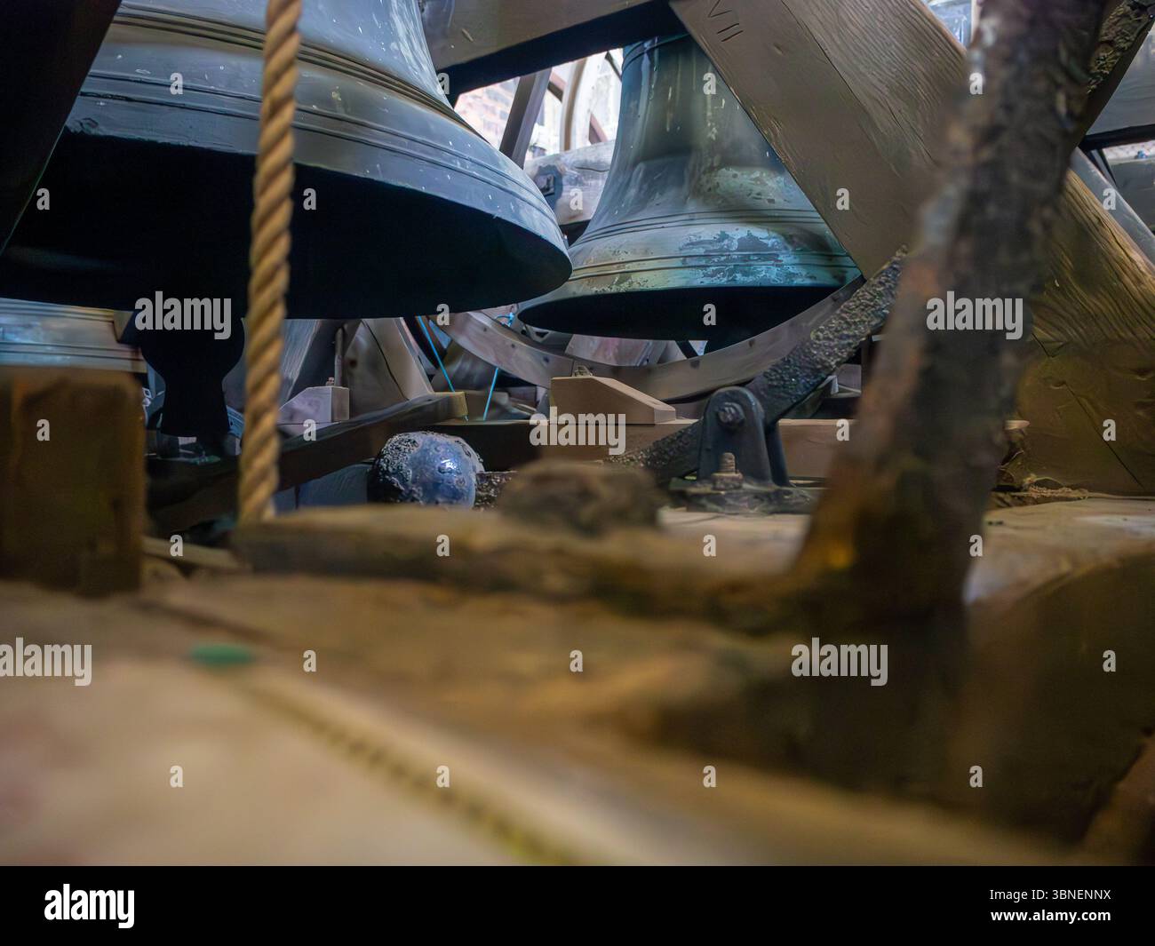 Vue de la souris sur les cloches de l'église historique des membres James L'église graet dans le village de Gawsworth dans le Cheshire. Banque D'Images