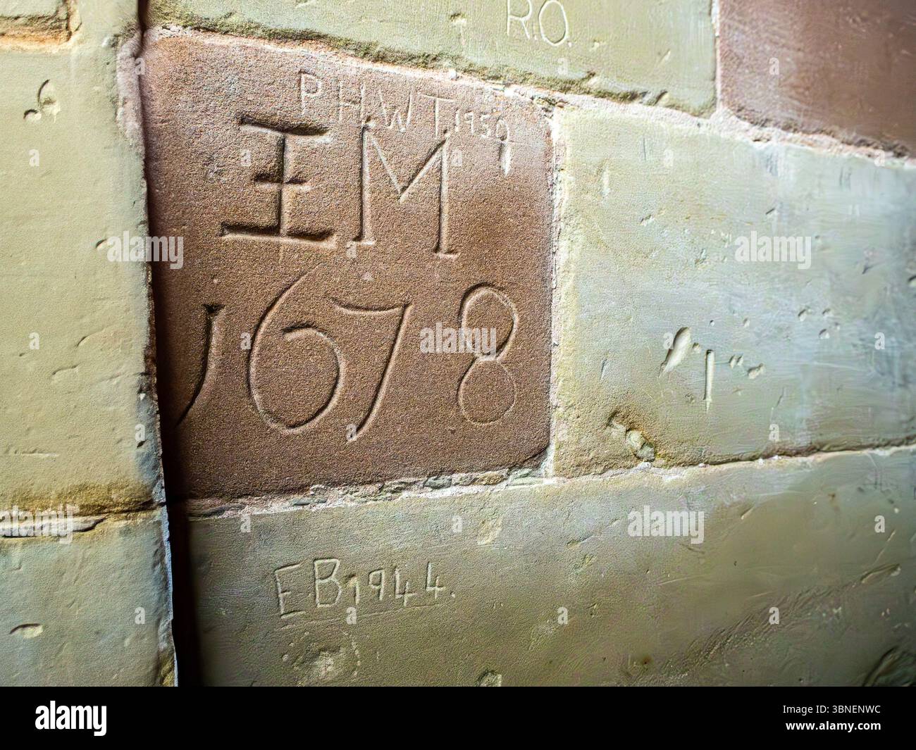 I M 1678 sculpture dans le mur de la tour de St James la Grande église, Gawsworth, Cheshire Banque D'Images