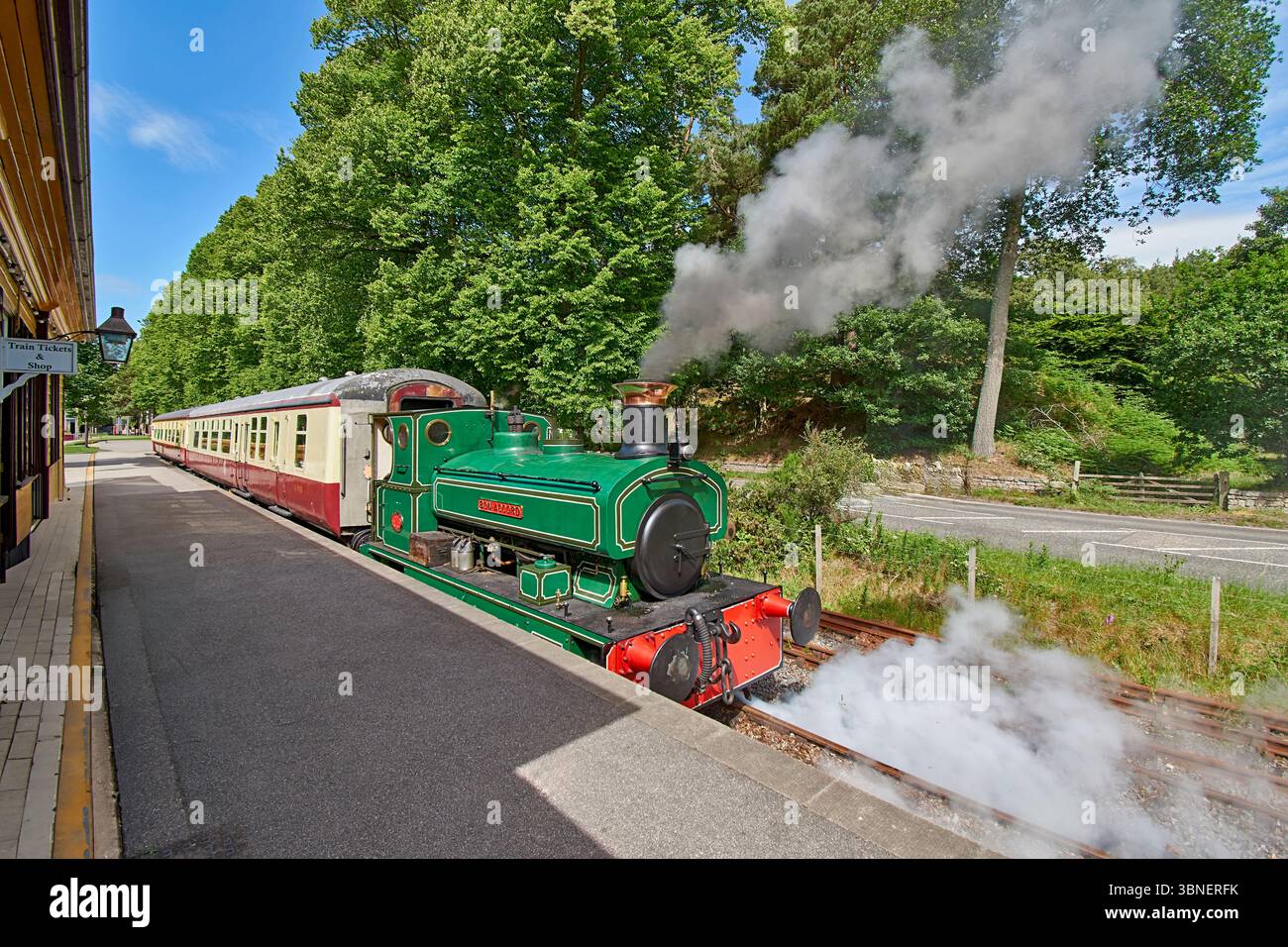 Royal Deeside Railway Milton of Crathes Aberdeenshire Écosse le train à vapeur bon Accord avec fumée et vapeur Banque D'Images