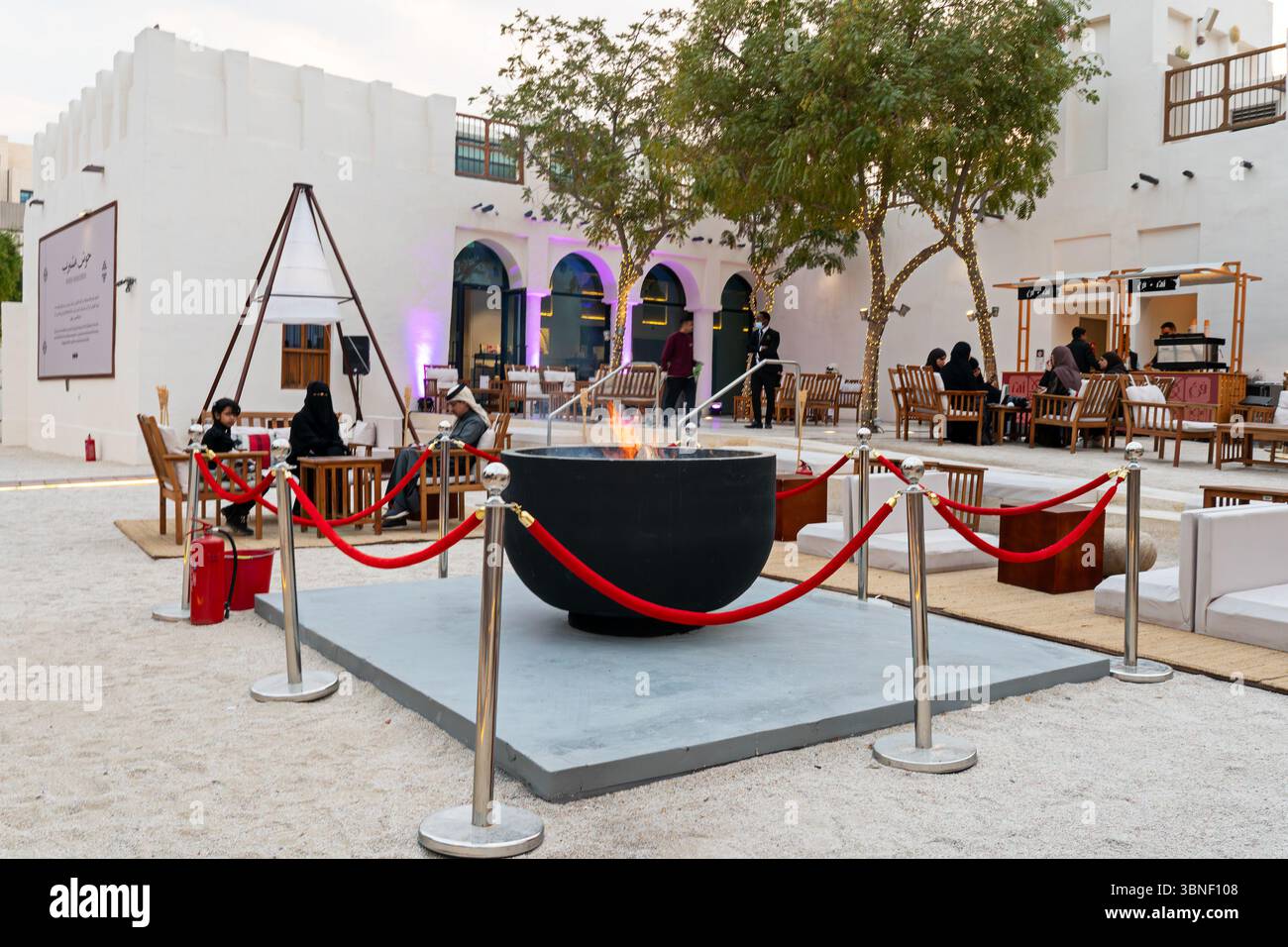 DOHA, QATAR 1er février 2025. Restaurant en plein air sur Dohi Street dans la vieille ville. Qatar Banque D'Images