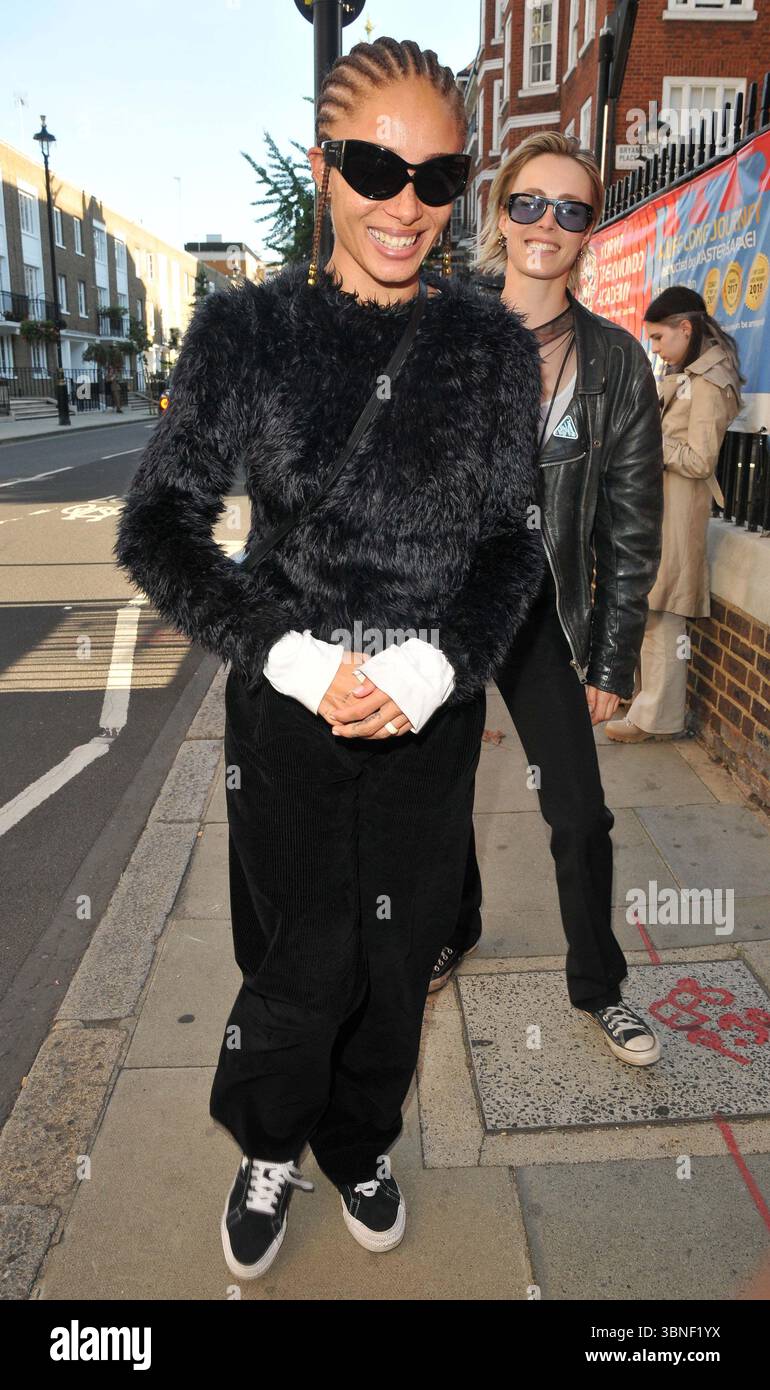 Adwoa Aboah et Edie Campbell au défilé LFW s/s 2023 Molly Goddard, Seymour Leisure Centre, Seymour place, le samedi 17 septembre 2022 à Londres, Angleterre, Royaume-Uni. CAP/CAN ©CAN/Capital Pictures Banque D'Images