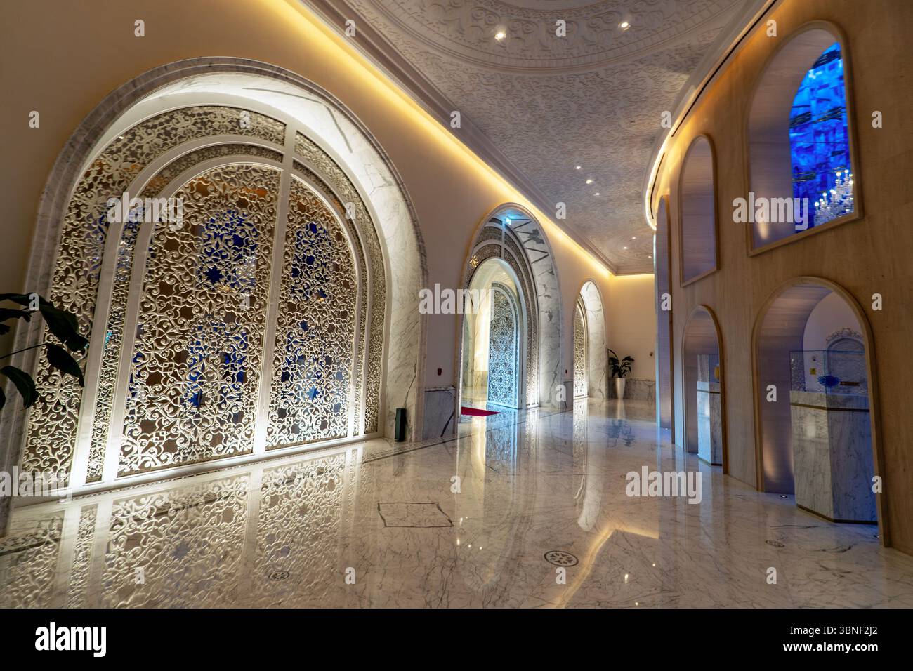 Doha, Qatar - 3 février 2025 : magnifique gratte-ciel de grande hauteur avec un style moderne sur un fond de ciel bleu. Le célèbre complexe architectural Katara Tow Banque D'Images