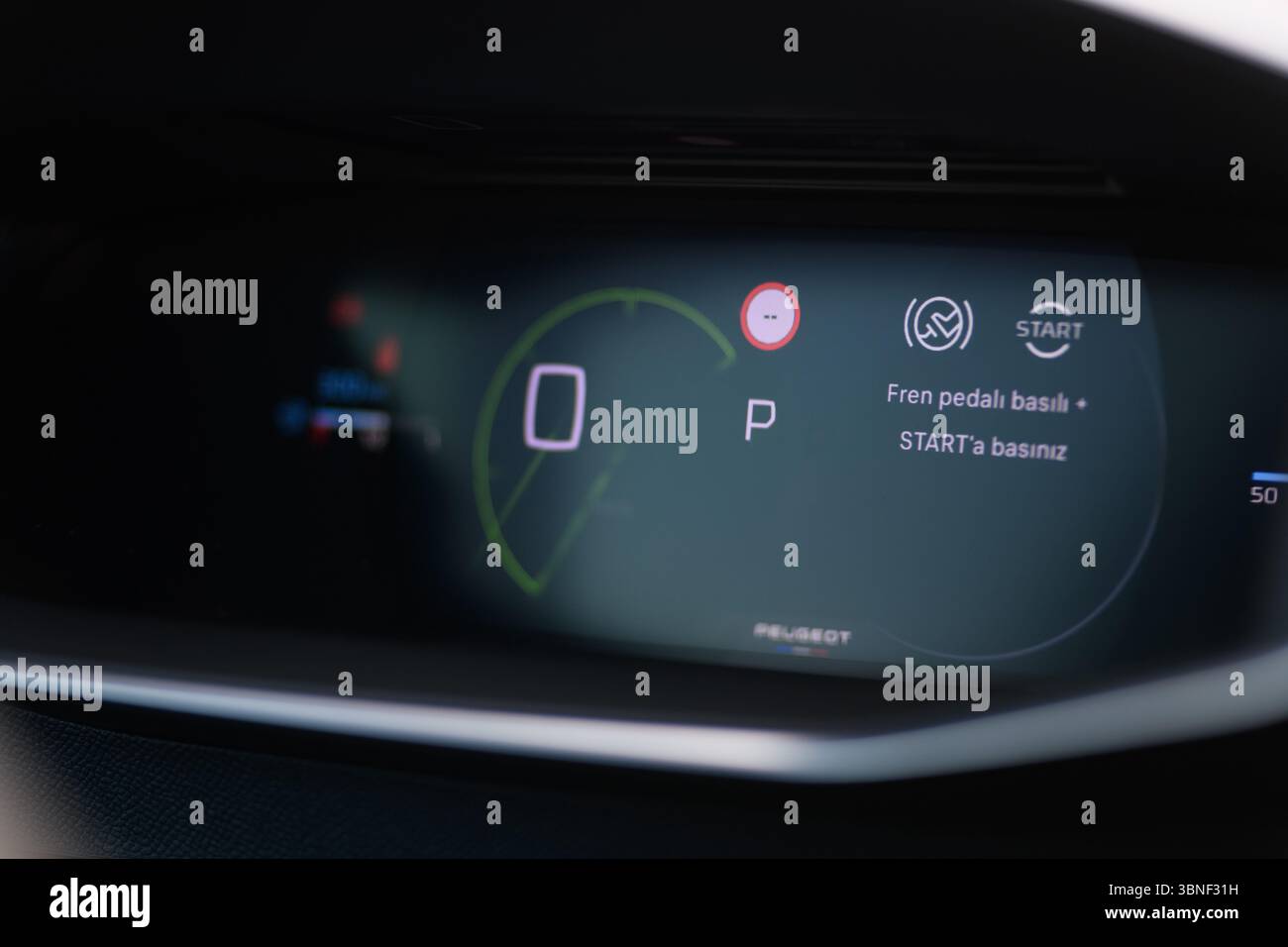 Izmir, Turquie - 14 mai 2025 : photo rapprochée du tableau de bord sur le tableau de bord d'une Peugeot 2008 GT 2024. Banque D'Images