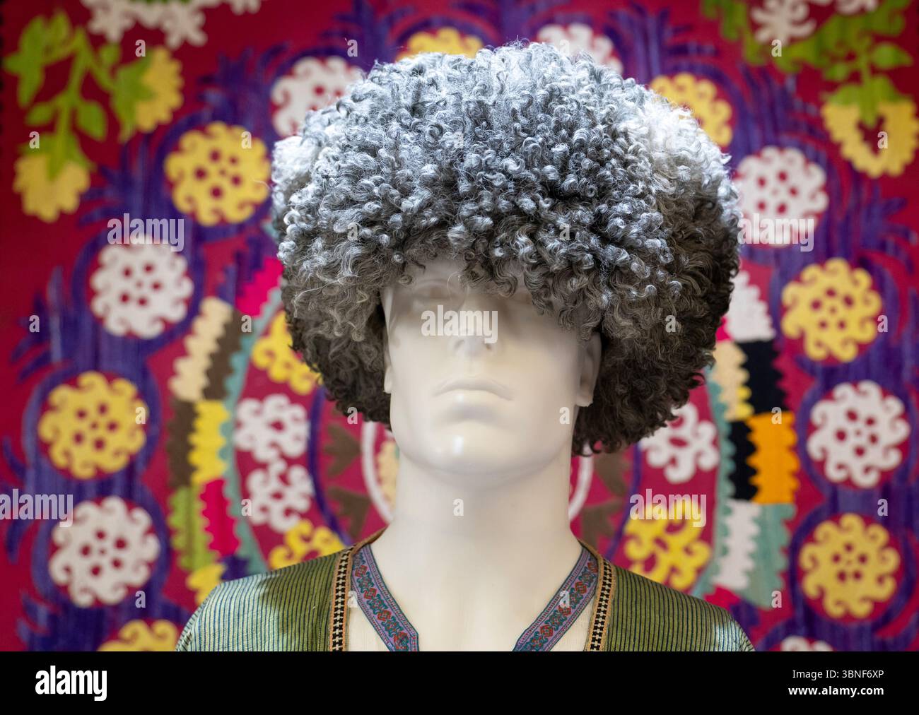 Chapeau traditionnel en vente, Samarkand, Ouzbékistan Banque D'Images