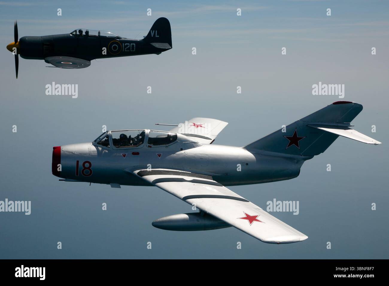 Le Hawker Sea Fury T20S (Régl. VX281) du Royal Navy Historic Flight et le PZL-Mielec Lim-2 (MiG-15) (Régl. N104CJ) de l'Union soviétique volent en formation lors d'un photoshoot air-air à Yeovilton. Le Sea Fury est un chasseur monoplace britannique basé sur un porte-avions, et le Lim-2 est une variante MiG-15 de construction polonaise, un chasseur à réaction de premier plan de l'ère de la guerre froide. Banque D'Images