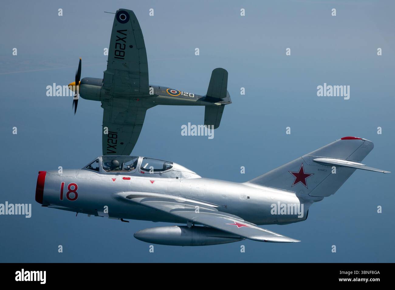 Le Hawker Sea Fury T20S (VX281) du Royal Navy Historic Flight et le MiG-15 (PZL-Mielec Lim-2, N104CJ) effectuent un vol de formation, au-dessus de Yeovilton. Le Sea Fury est un avion à moteur à pistons basé sur porte-avions de l'après-guerre, tandis que le MiG-15 est un jet important de l'ère de la Guerre froide, connu pour ses performances dans les premières guerres à réaction. Banque D'Images