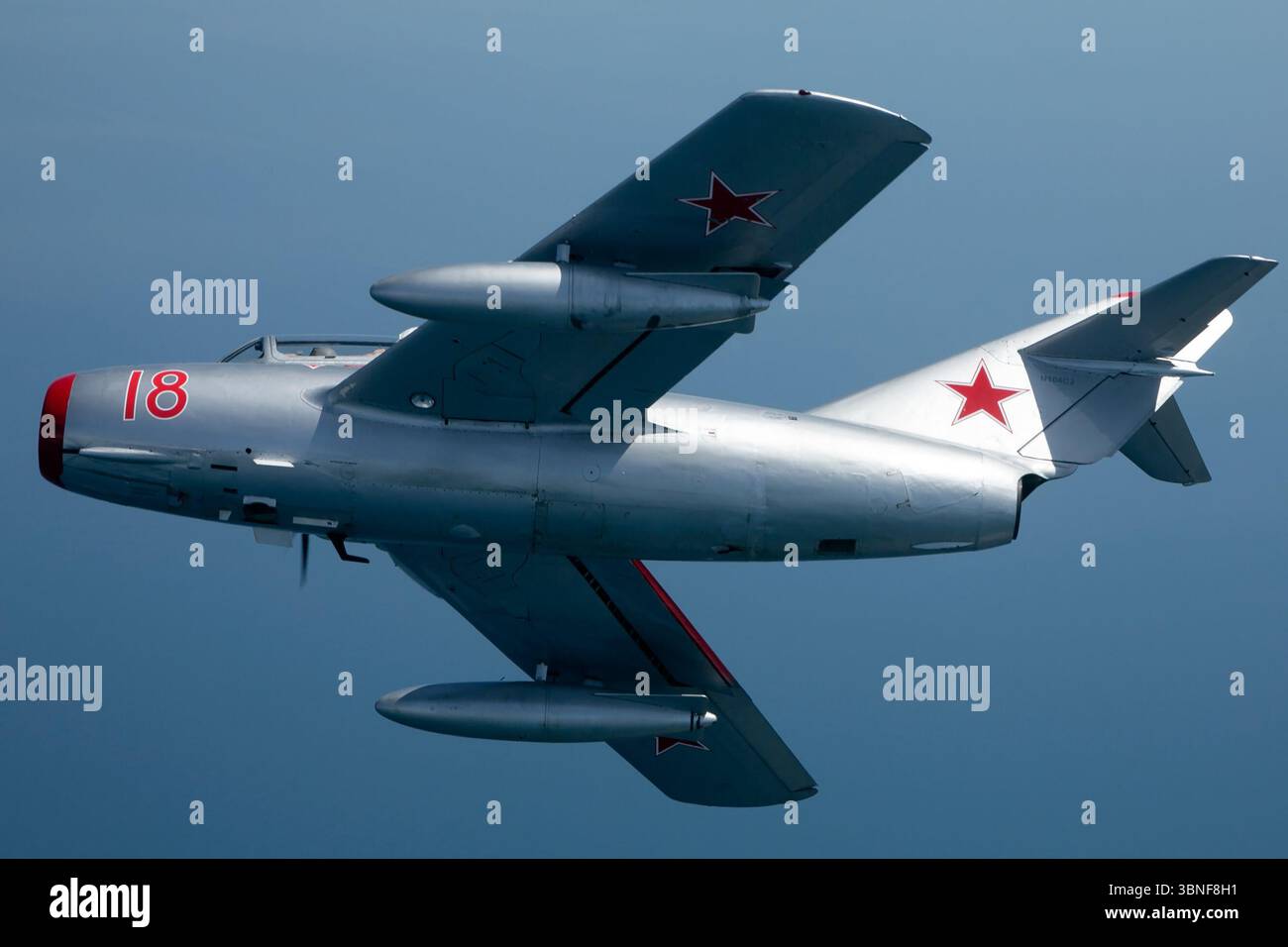 Le PZL-Mielec Lim-2 (MiG-15) de l'armée de l'air soviétique, numéro de queue N104CJ, est vu lors d'un photoshoot air-air au-dessus de Yeovilton. Le MiG-15 est un chasseur à réaction soviétique de la Guerre froide, conçu par Mikoyan-Gurevich. Connu pour son puissant moteur et ses performances au début des combats à réaction, le MiG-15 a été largement utilisé pendant la guerre de Corée et d'autres conflits de la guerre froide. Banque D'Images