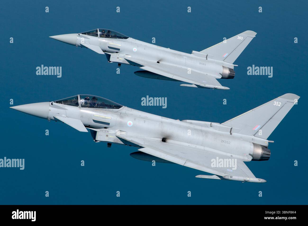 Les avions RAF Eurofighter Typhoon FGR4, immatriculés ZK352 et ZK363, effectuent un vol en formation au-dessus de Yeovilton. Le Typhoon est un avion multirôle connu pour son avionique avancée et sa maniabilité supérieure. Banque D'Images