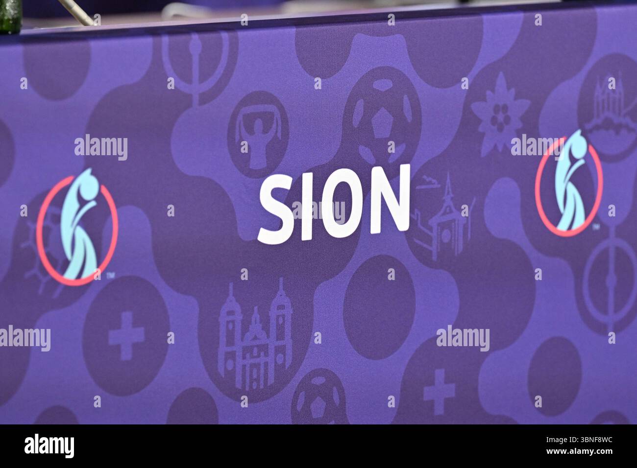 Sion, Suisse. 02 juillet 2025. Illustration photo montrant le logo de Sion lors d'une conférence de presse de l'équipe nationale de football féminin d'Italie, appelé l'Azzurre avant la journée 1 au championnat d'Europe en Suisse 2025, le mercredi 2 juillet 2025 à Sion, Suisse . Crédit : Sportpix/Alamy Live News Banque D'Images