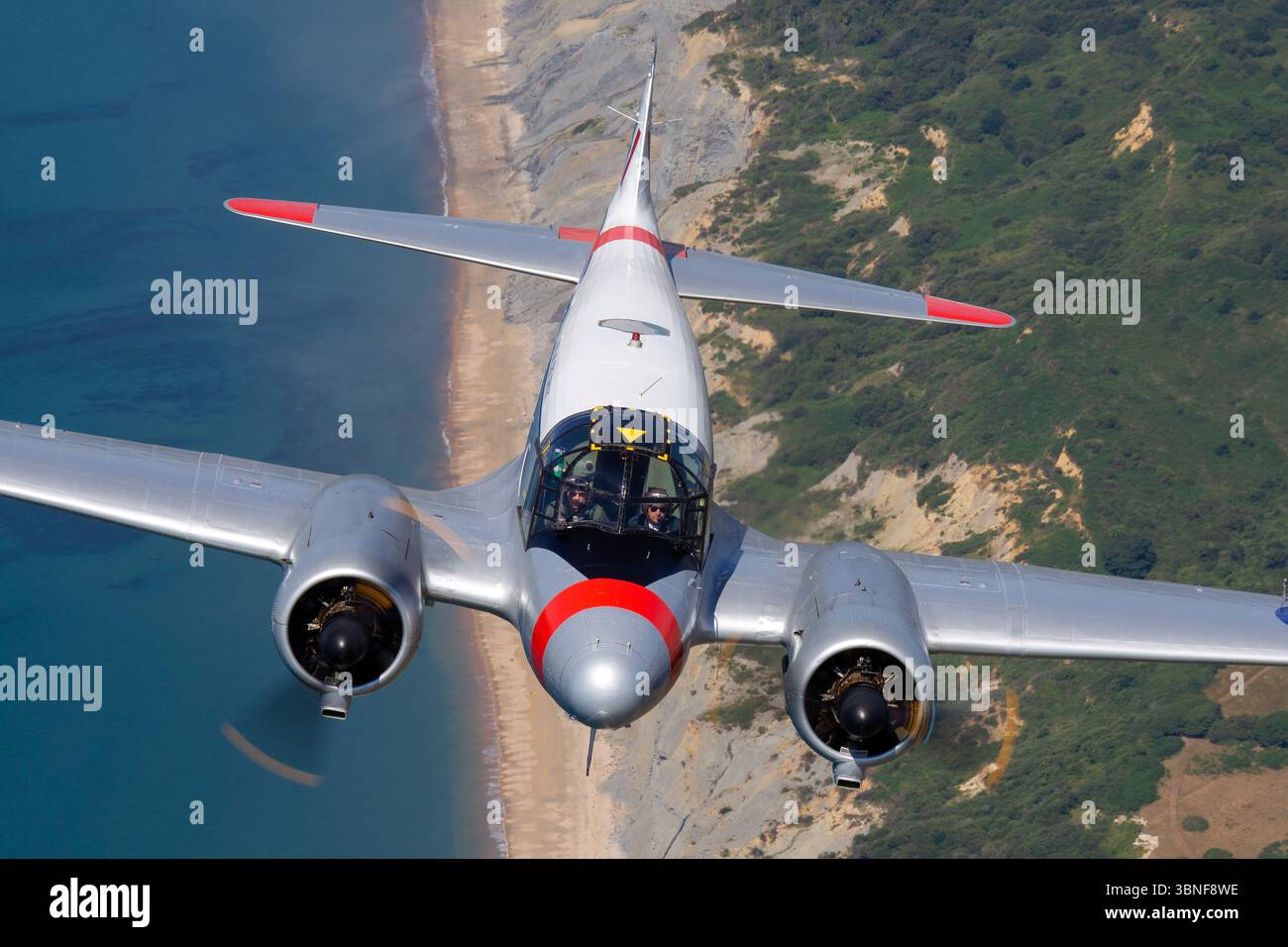 Capturé au-dessus de Coningsby et Yeovilton, l'Avro 652A Anson C19/2, immatriculé G-AHKX, était un avion clé pour la Royal Air Force. Il a été utilisé dans la reconnaissance, la formation des équipages aériens et les tâches de transport pendant et après la seconde Guerre mondiale. Le TX176 est un exemple notable dans l'histoire de la RAF, continuant à représenter l'héritage de cet avion polyvalent. Banque D'Images
