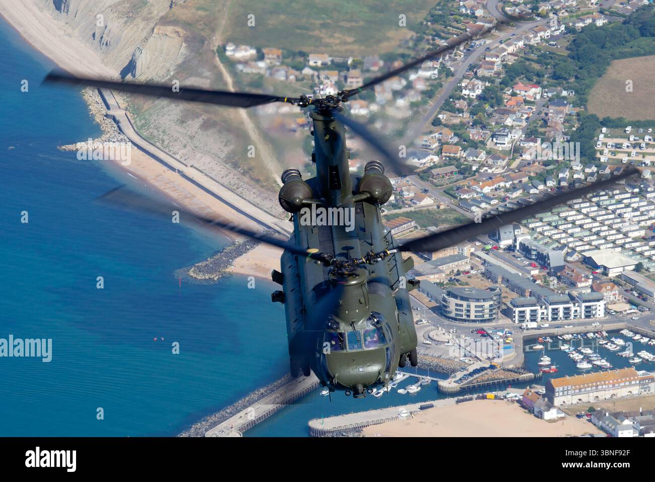 Le Boeing Chinook HC6A de la Royal Air Force (352), immatriculé ZA683, effectue une manœuvre à Yeovilton. Le Chinook est un hélicoptère à rotor tandem utilisé pour les missions de transport lourd et de transport de troupes, équipé de deux moteurs Turbomeca RTM322. Banque D'Images