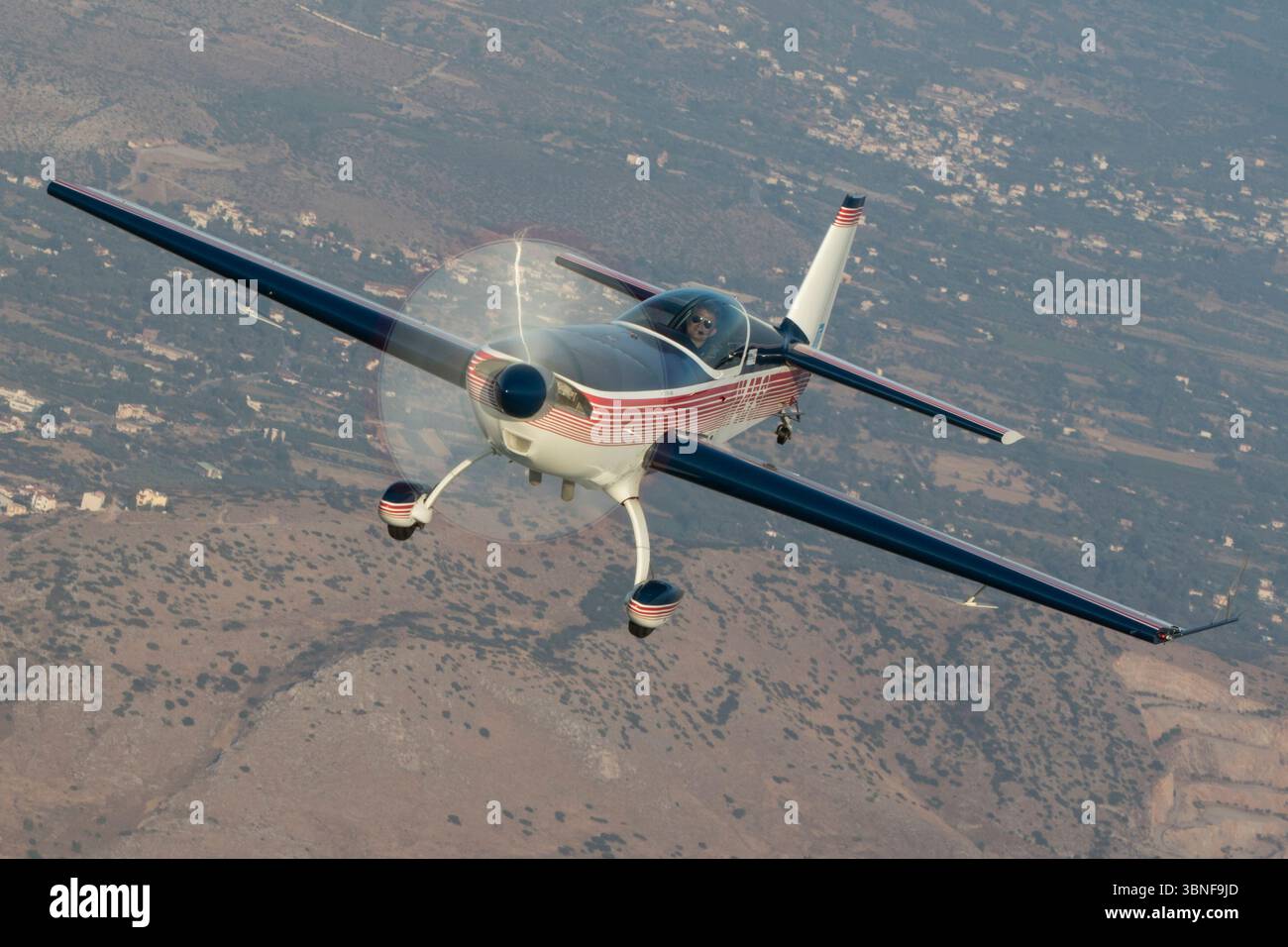 L'Aero Medical Org Extra 300S, immatriculé N45S, est un avion de voltige haute performance conçu pour le vol de précision et les spectacles aériens. Reconnue pour son agilité et sa rapidité de réponse, l’Extra 300S est équipée d’un moteur puissant et de taux de roulis exceptionnels. Utilisé principalement pour l'entraînement et la performance acrobatique, cet avion est un choix populaire parmi les équipes acrobatiques et les amateurs. Banque D'Images