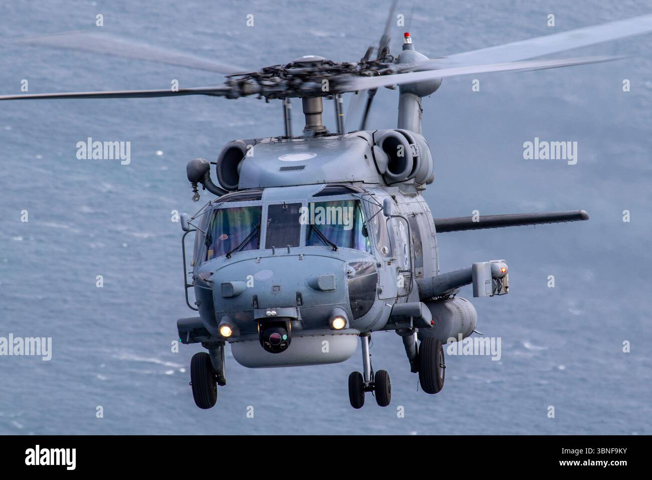 Le Sikorsky S-70B-6 Aegean Hawk de la marine hellénique, numéro de queue PN57, survole la mer Égée. Cet hélicoptère naval, dérivé du SH-60 Seahawk, est conçu pour des opérations multi-rôles, y compris la guerre anti-sous-marine et la patrouille maritime. Banque D'Images