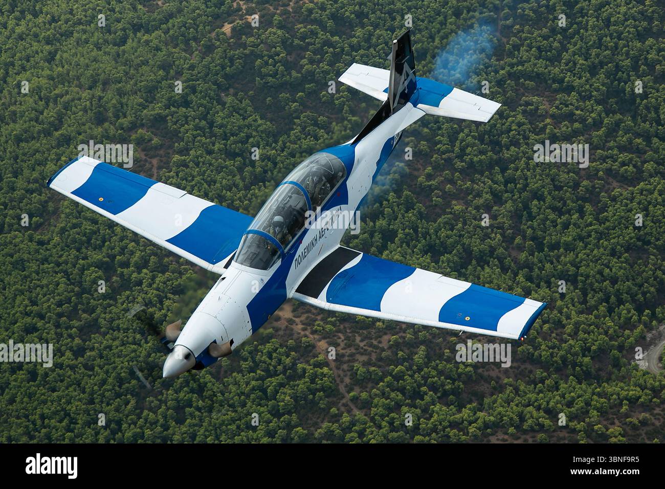 Le Raytheon T-6A Texan II de la Force aérienne hellénique, numéro de queue 036, est un avion d'entraînement à turbopropulseurs utilisé pour l'entraînement de base au vol. Il dispose d'une avionique avancée et fournit une plate-forme pour la formation initiale des pilotes et les exercices tactiques de vol. Avec sa conception robuste et sa facilité d'utilisation, il prépare les futurs pilotes à des avions plus complexes. Banque D'Images
