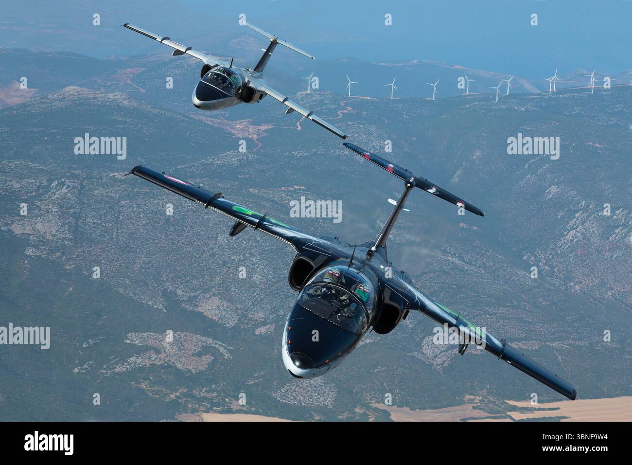 Le Saab 105OE, immatriculé GD-14 et RE-25, est vu en vol de formation, avec sa livrée distinctive de l'Association des tigres de l'OTAN, montrant l'engagement de l'armée de l'air autrichienne dans les opérations tactiques et les exercices conjoints de l'OTAN. Banque D'Images