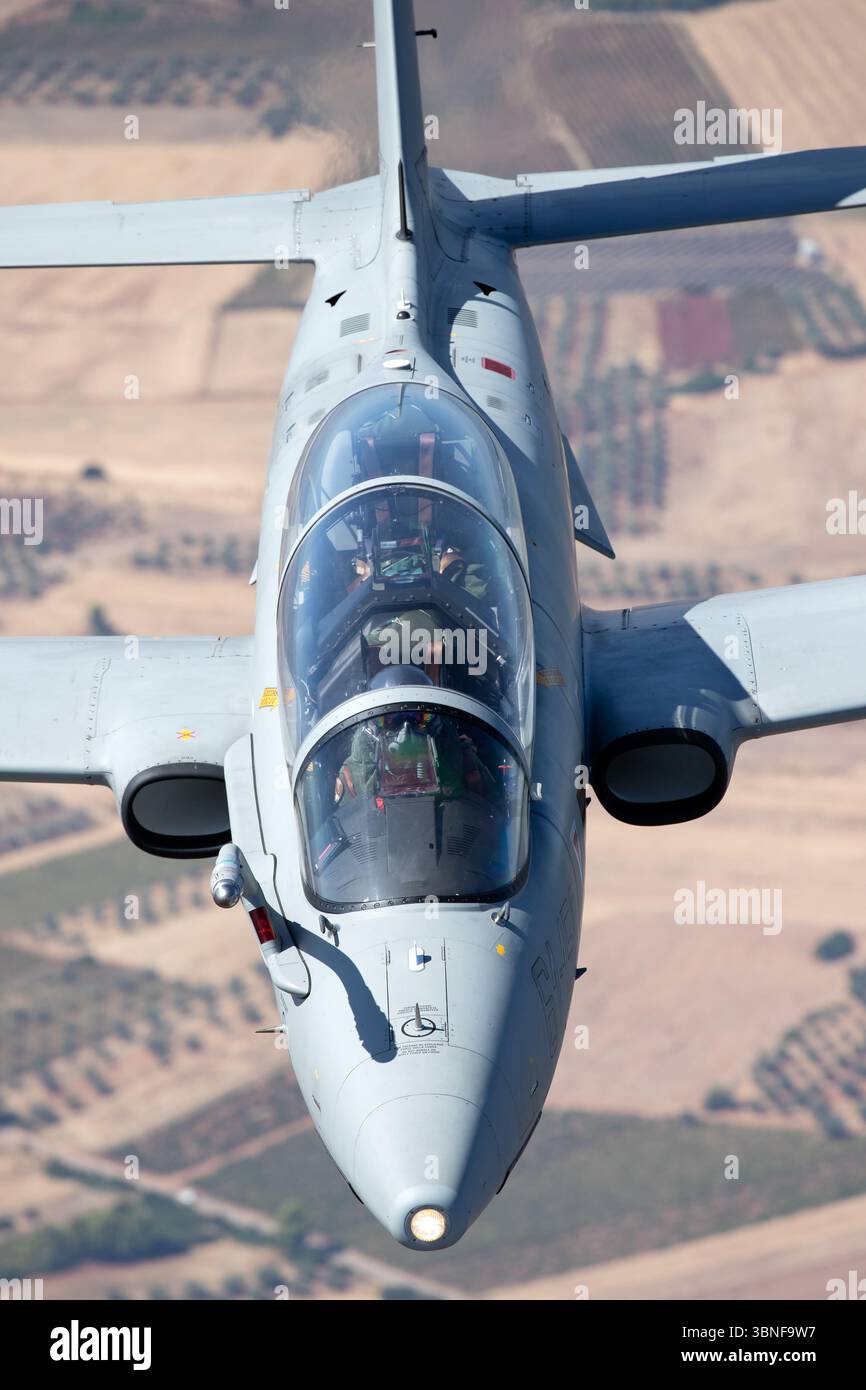L'Aermacchi MB-339CD de l'armée de l'air italienne, immatriculé MM55080, est un avion léger d'entraînement à réaction utilisé pour les missions d'entraînement et de voltige. Propulsé par le moteur JT15D-5C de Pratt & Whitney Canada, le MB-339CD excelle à la fois dans les entraînements avancés et dans les spectacles aériens, répondant aux besoins de l'armée de l'air italienne. Banque D'Images