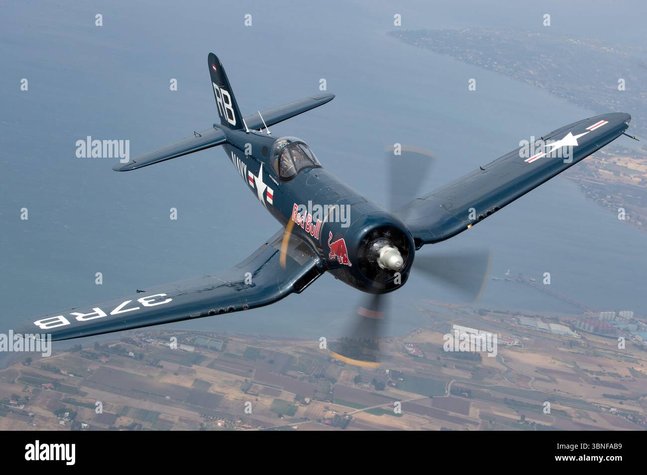 Le Vought F4U-4 Corsair, avec le code militaire 37RB et l'immatriculation OE-EAS, figure en bonne place dans un photoshoot air-air au-dessus de la Grèce. Symbole de la supériorité aérienne de l'US Navy pendant la seconde Guerre mondiale, le F4U-4 est propulsé par le moteur Pratt & Whitney R-2800, offrant des performances remarquables au combat et en porte-avions. Banque D'Images