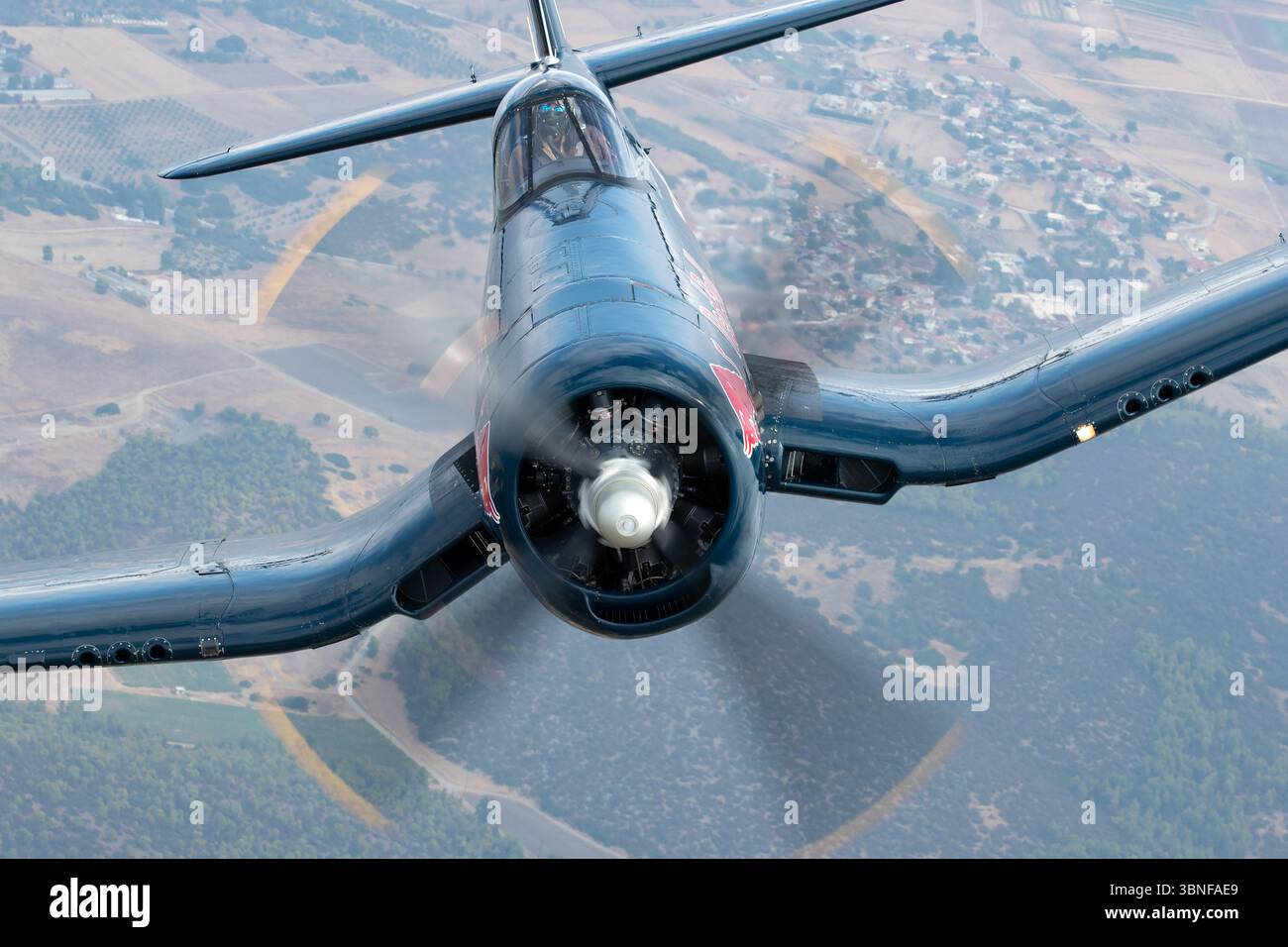 Le Vought F4U-4 Corsair (Reg. OE-EAS, Military Code 37RB) de l'United States Navy est un chasseur à hélice capable de transporter des avions. Sa conception singulière en forme d'aile mouette et son puissant moteur Pratt & Whitney R-2800 en font l'outil idéal pour le combat dans les environnements aériens et maritimes. Banque D'Images