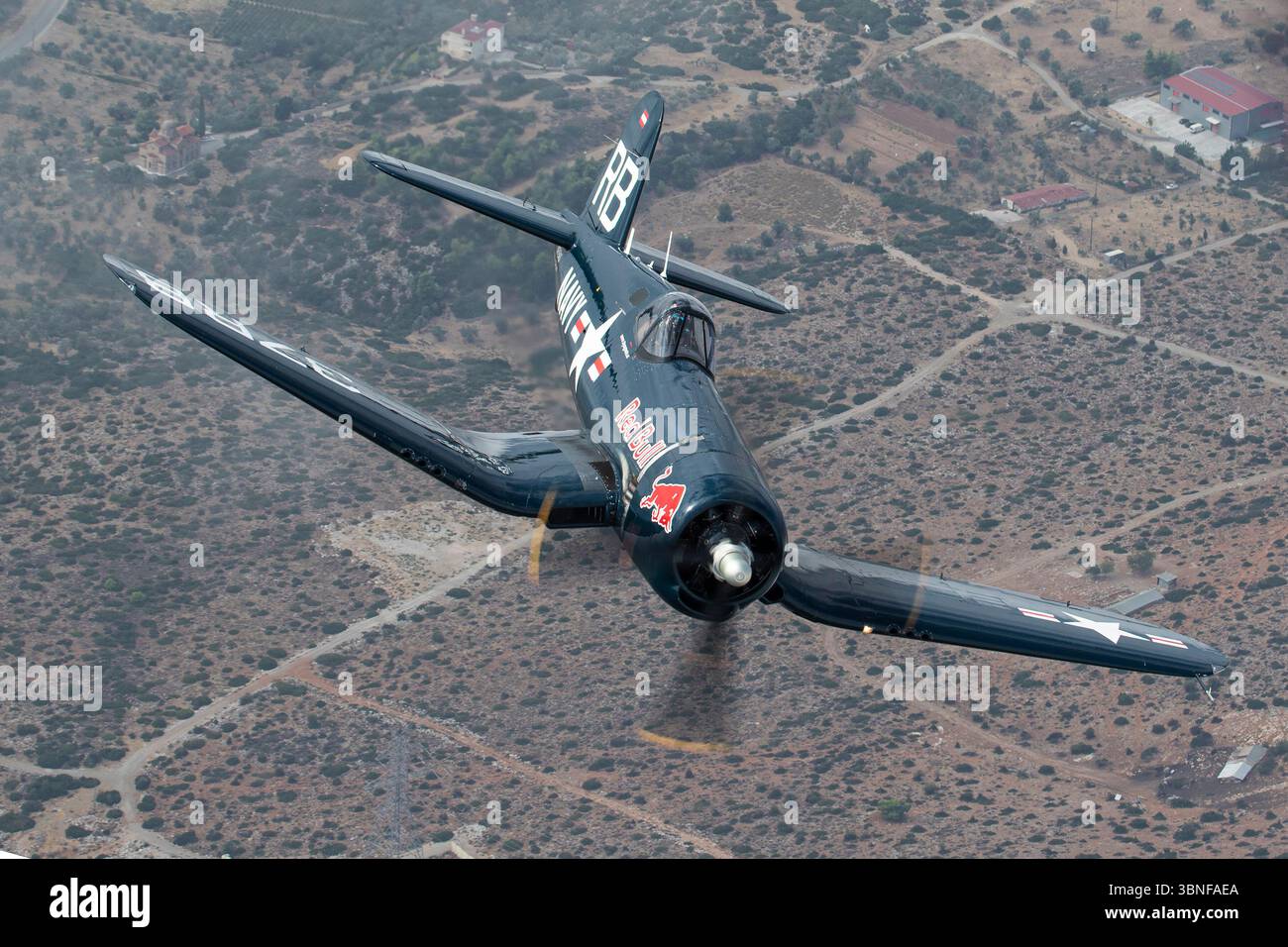 Le Vought F4U-4 Corsair, numéro de queue OE-EAS avec code militaire 37RB, reste une partie importante de l'histoire de l'aviation militaire. Cet avion à porte-avions était crucial pendant la seconde Guerre mondiale, connu pour son agilité et sa puissance inégalées lors des missions de combat sur le théâtre du Pacifique. Banque D'Images