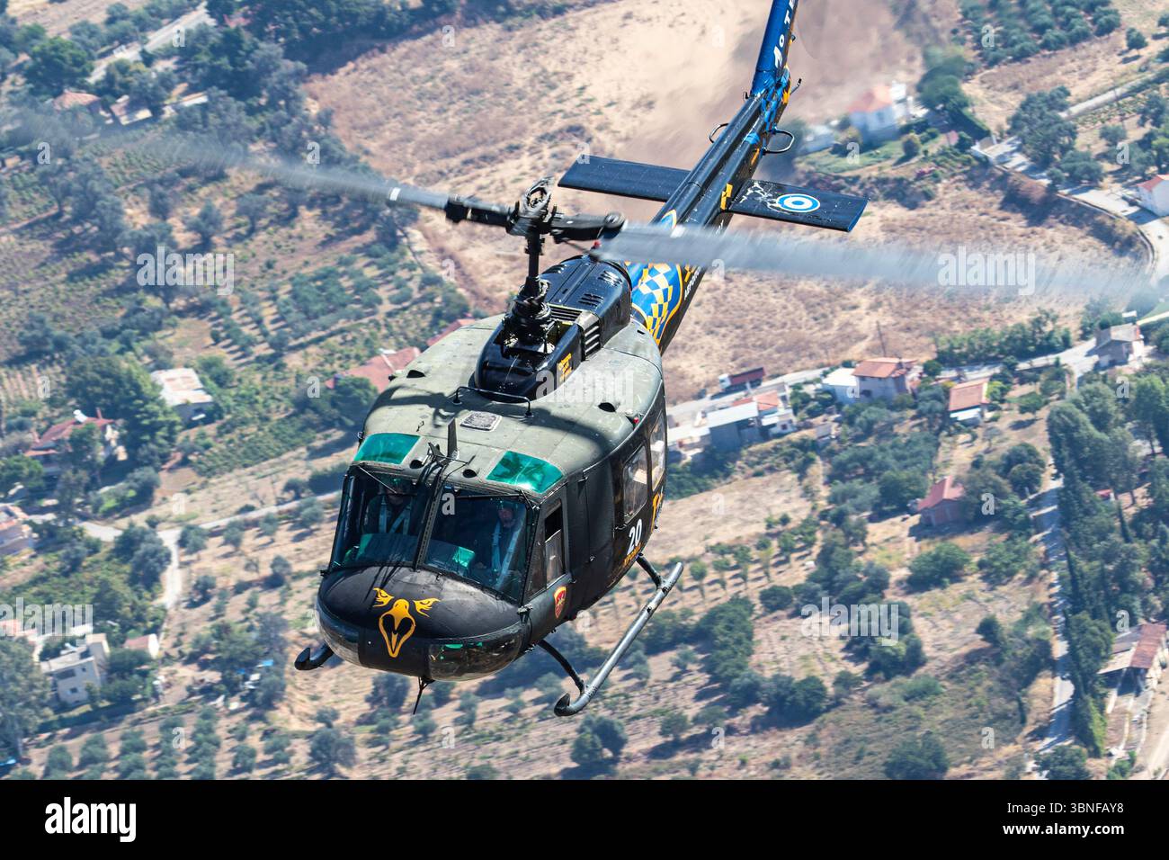 L'armée hellénique grecque UH-1H Iroquois, immatriculé ES611, est un hélicoptère utilitaire hautement adaptable. Il a été employé dans de nombreux rôles, y compris le transport de troupes, medevac, et la reconnaissance. Connu pour sa peinture et sa décoration distinctes, le UH-1H est un spectacle familier dans le ciel de la Grèce. Ses performances robustes et son large éventail de capacités en font une pierre angulaire des opérations d'hélicoptères de l'armée grecque. Banque D'Images