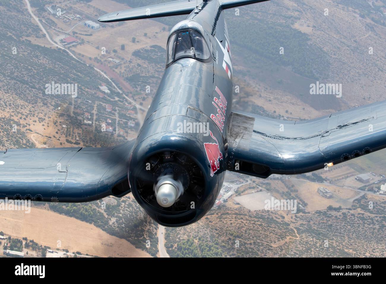 Le Vought F4U-4 Corsair de la Marine des États-Unis, immatriculé OE-EAS avec le code militaire 37RB, est capturé lors d'une séance photo air-air au-dessus de la Grèce. Cet avion de chasse emblématique de la seconde Guerre mondiale, connu pour sa construction robuste et son puissant moteur Pratt & Whitney R-2800, a été utilisé principalement au combat et comme avion d'attaque à porte-avions. Il est réputé pour son excellente maniabilité à basse vitesse et sa durabilité. Banque D'Images