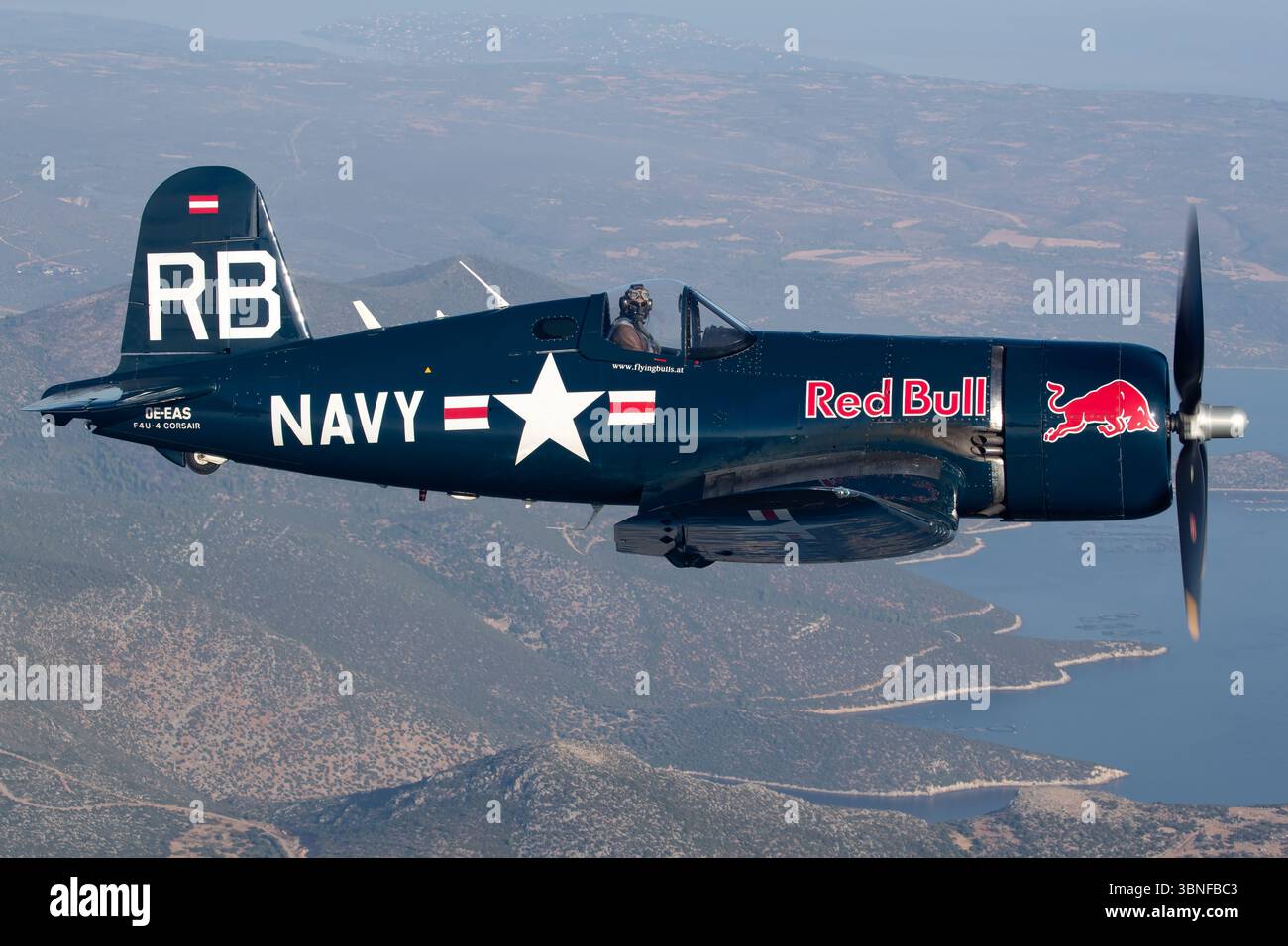 Un Vought F4U-4 Corsair (Reg. OE-EAS, Code militaire 37RB), un chasseur naval renommé de la seconde Guerre mondiale, prend le ciel au-dessus de la Grèce. Cet avion est célèbre pour sa force et sa polyvalence dans les opérations de combat. Banque D'Images