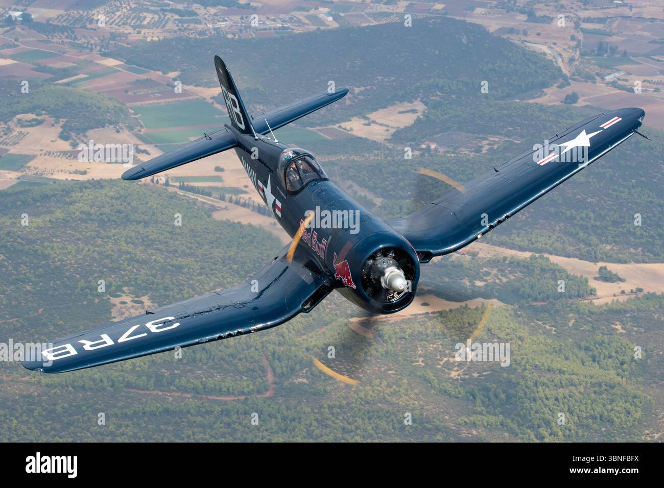 Capturé lors d'une séance photo air-air au-dessus de la Grèce, le Vought F4U-4 Corsair, immatriculé OE-EAS, code militaire 37RB, a été l'un des chasseurs à porte-avions les plus réussis de la seconde Guerre mondiale. Propulsé par le moteur en étoile Pratt & Whitney R-2800, le Corsair bénéficie d'excellentes performances et d'un design robuste. Banque D'Images